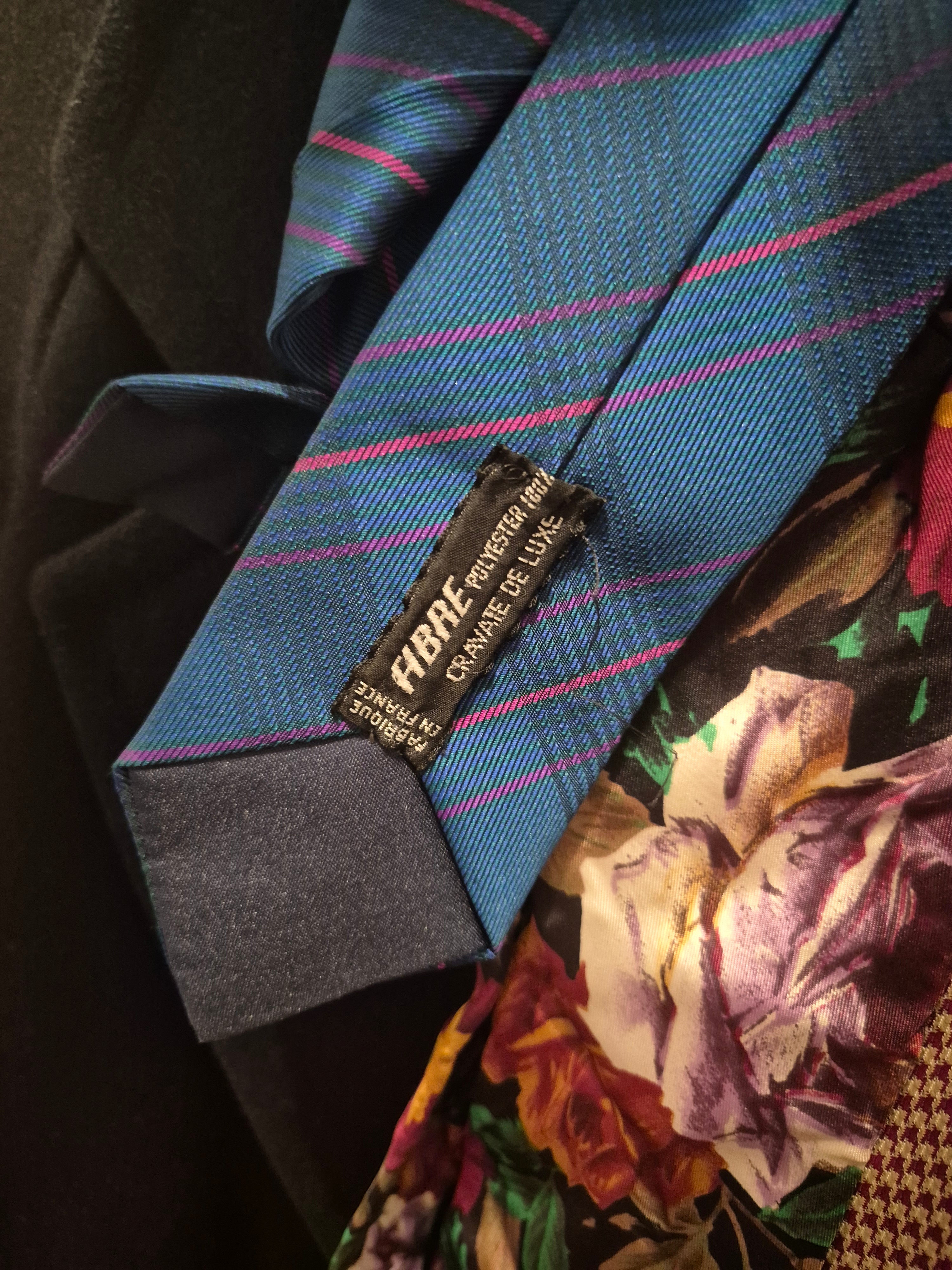 Cravate bleue à rayures