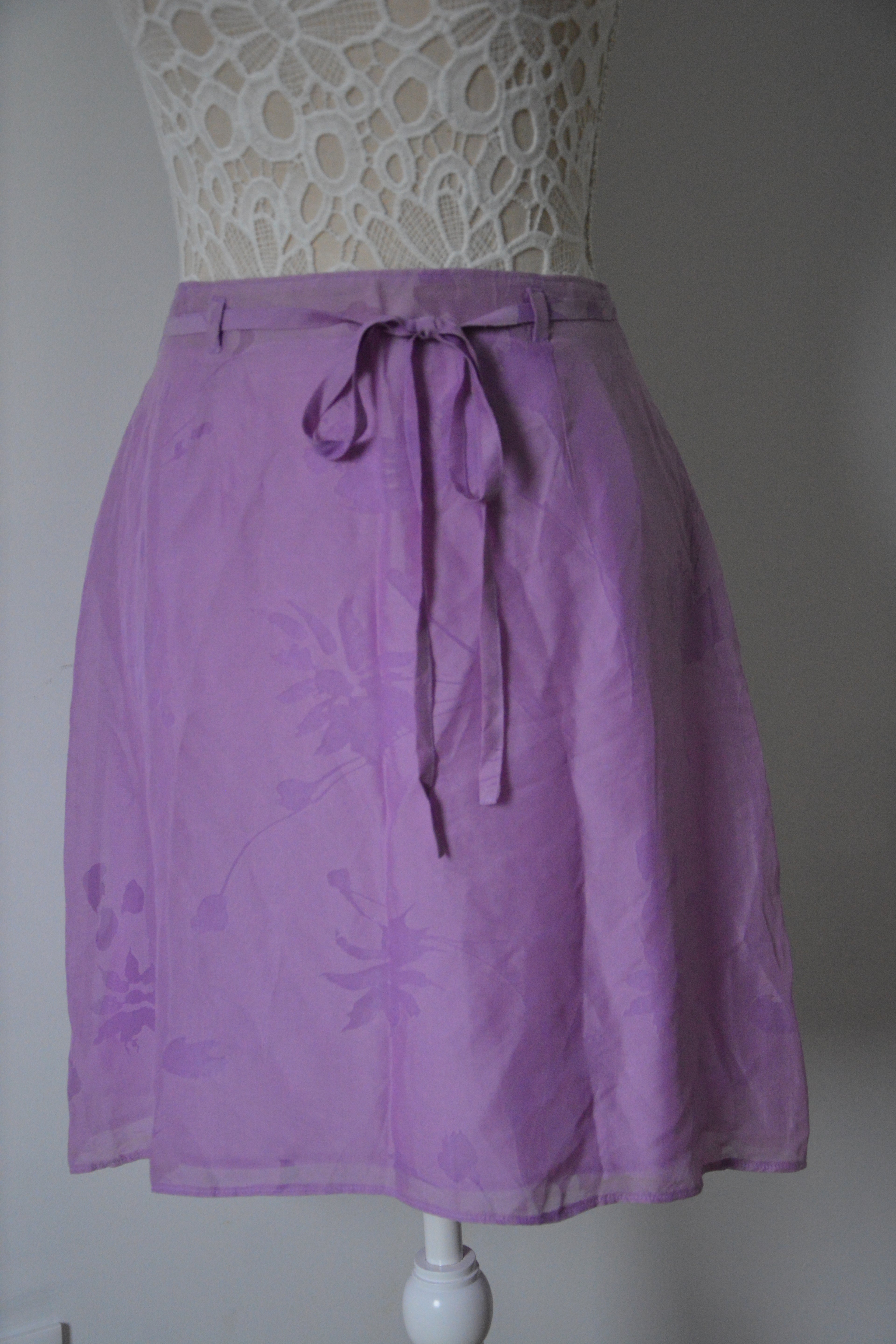 Jupe en soie violette à fleurs