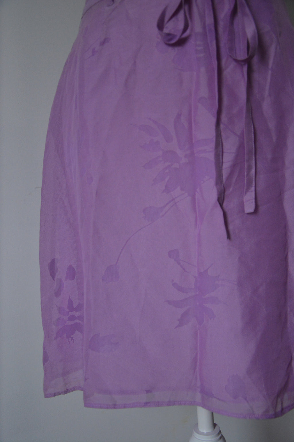 Jupe en soie violette à fleurs