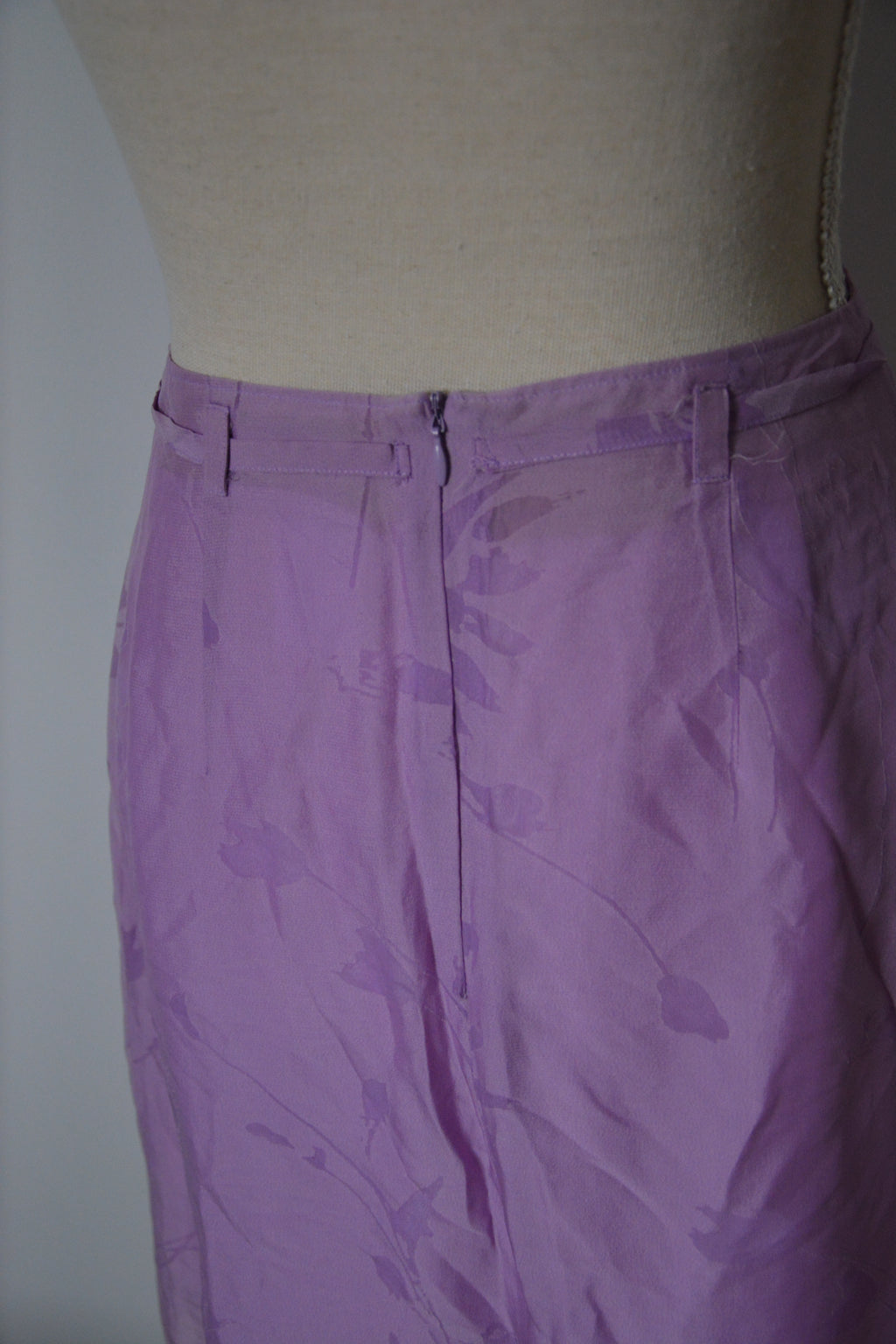 Jupe en soie violette à fleurs