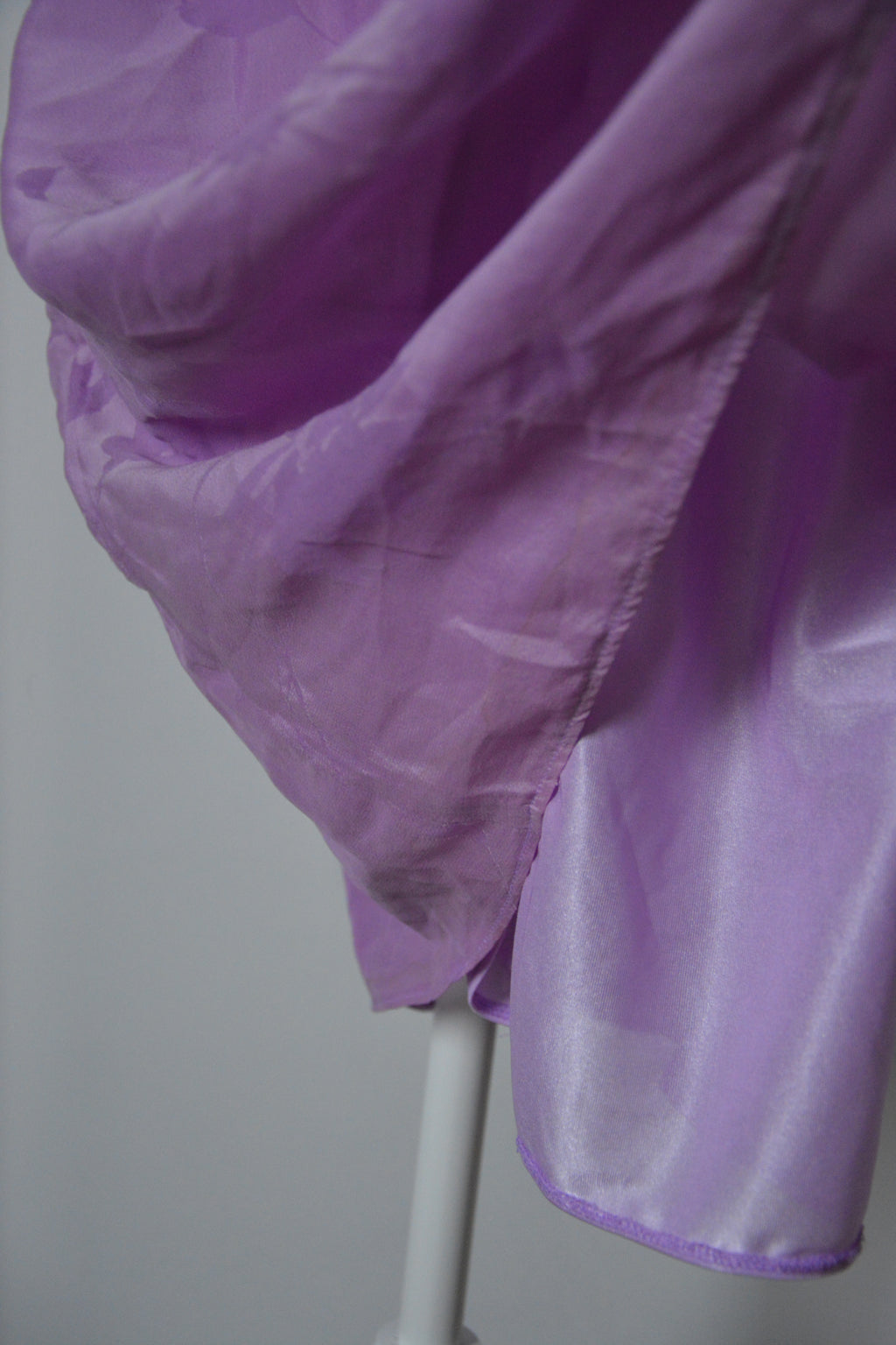 Jupe en soie violette à fleurs