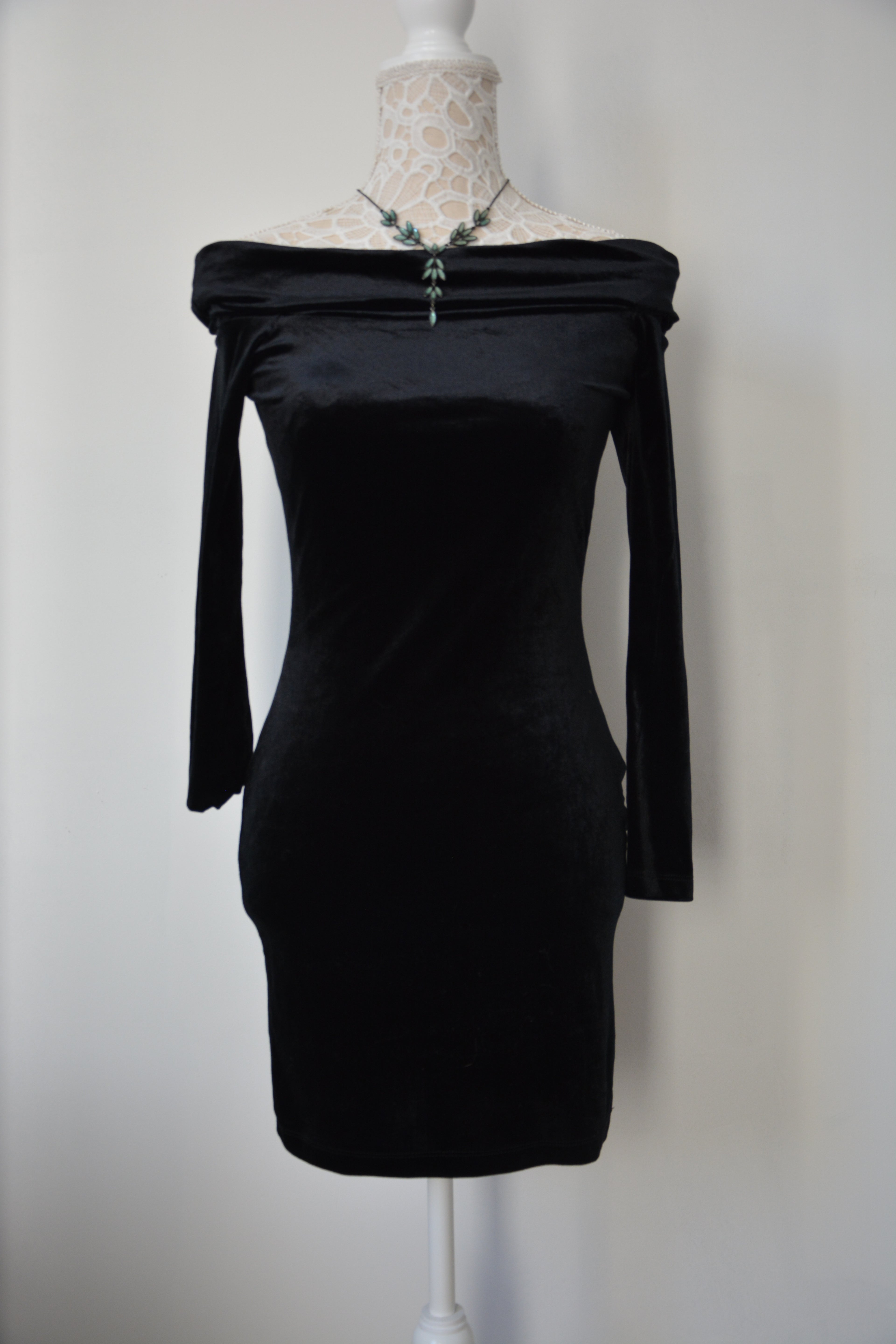 Robe velours col bardot