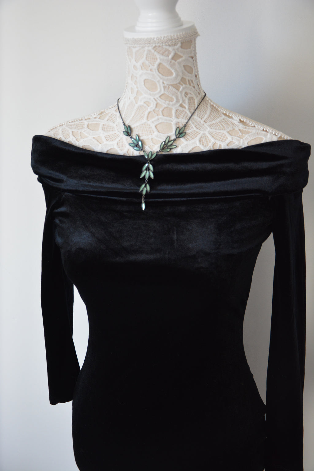 Robe velours col bardot