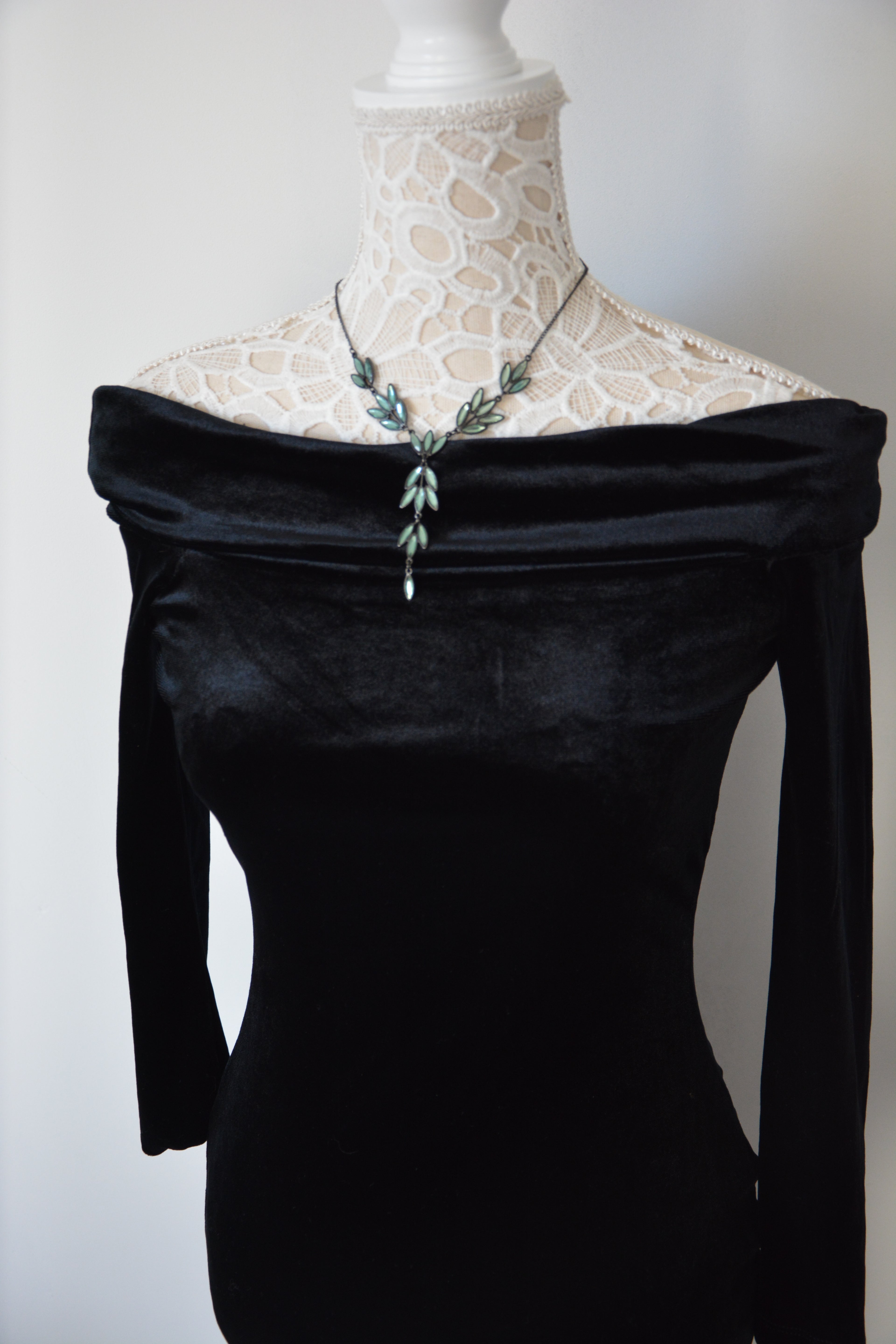 Robe velours col bardot