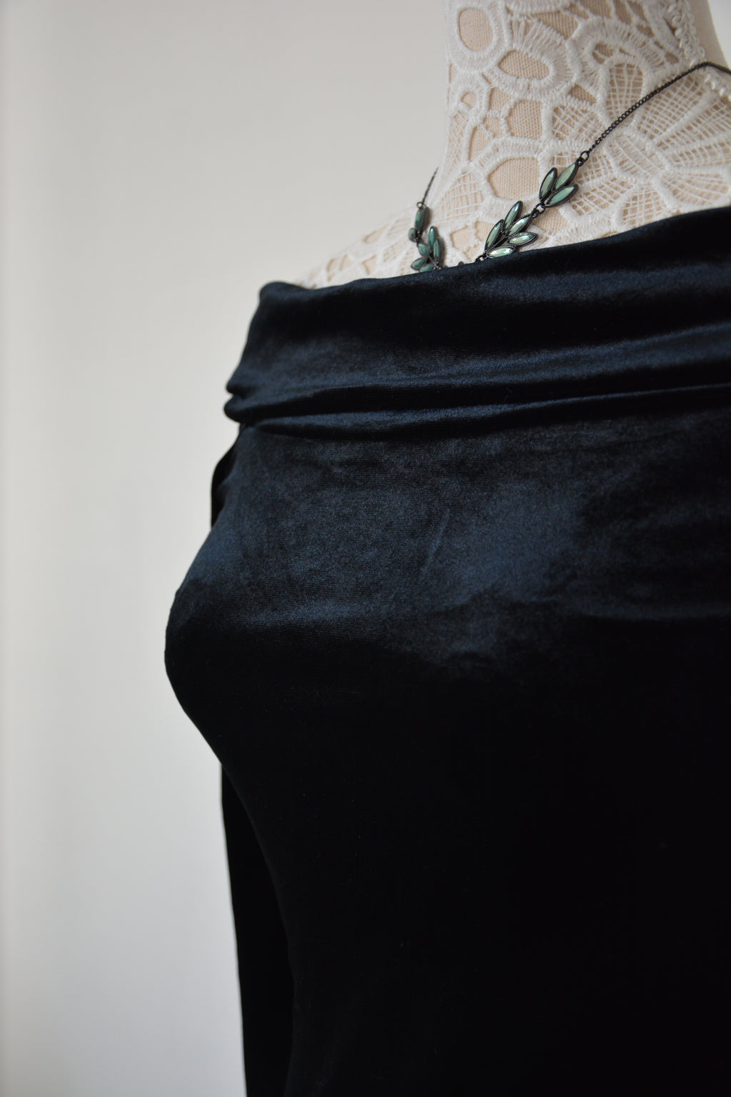 Robe velours col bardot