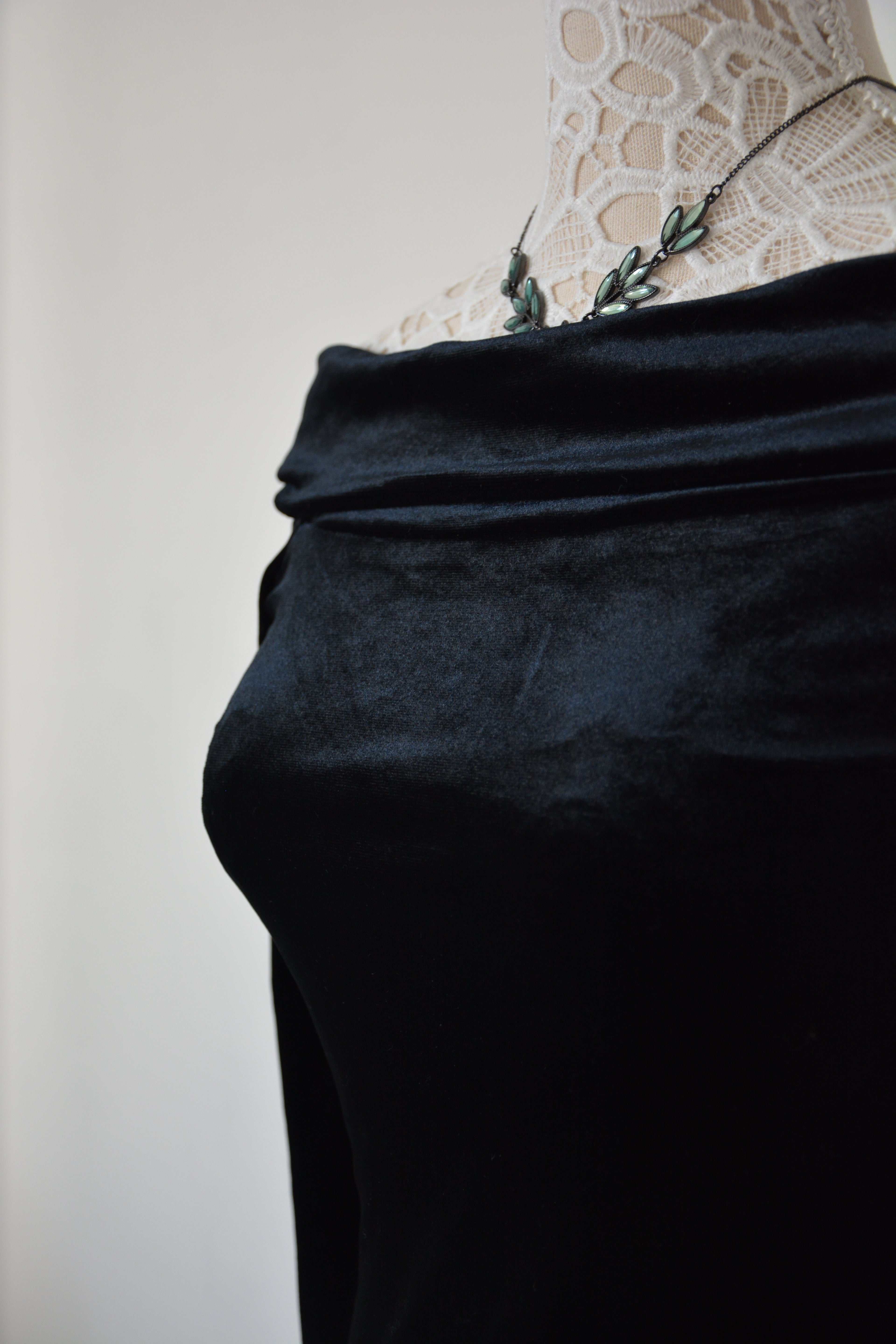 Robe velours col bardot