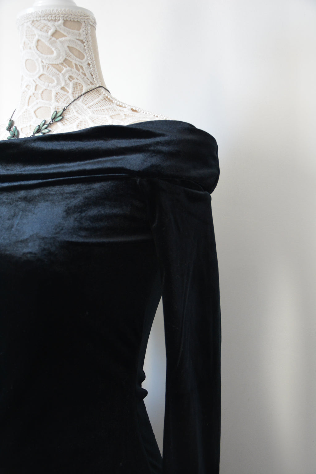 Robe velours col bardot