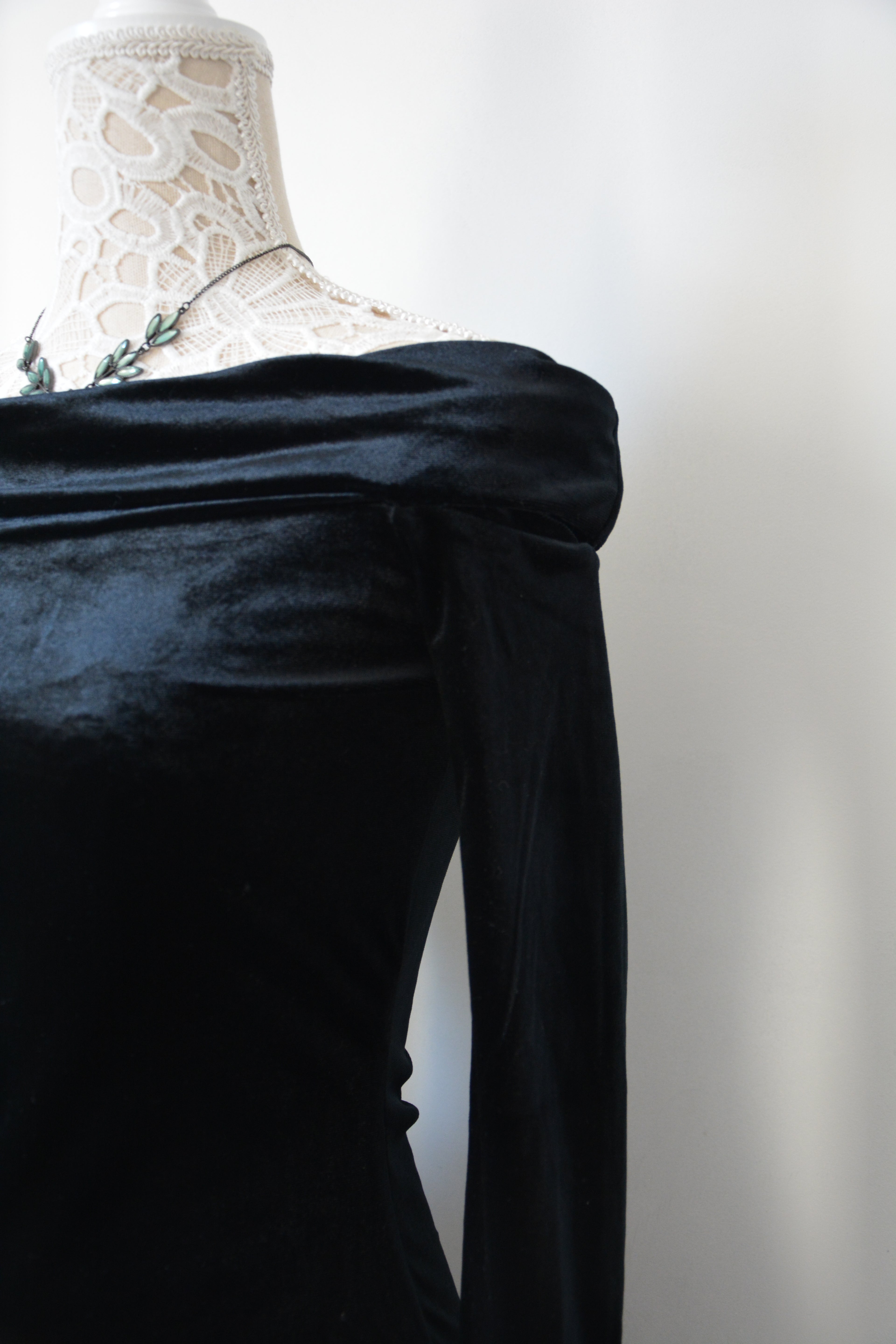 Robe velours col bardot