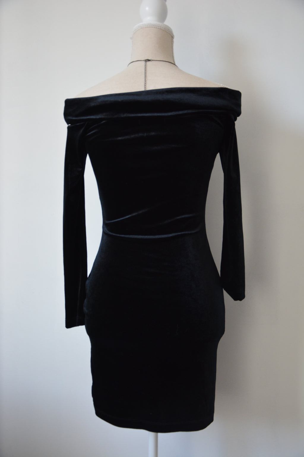 Robe velours col bardot