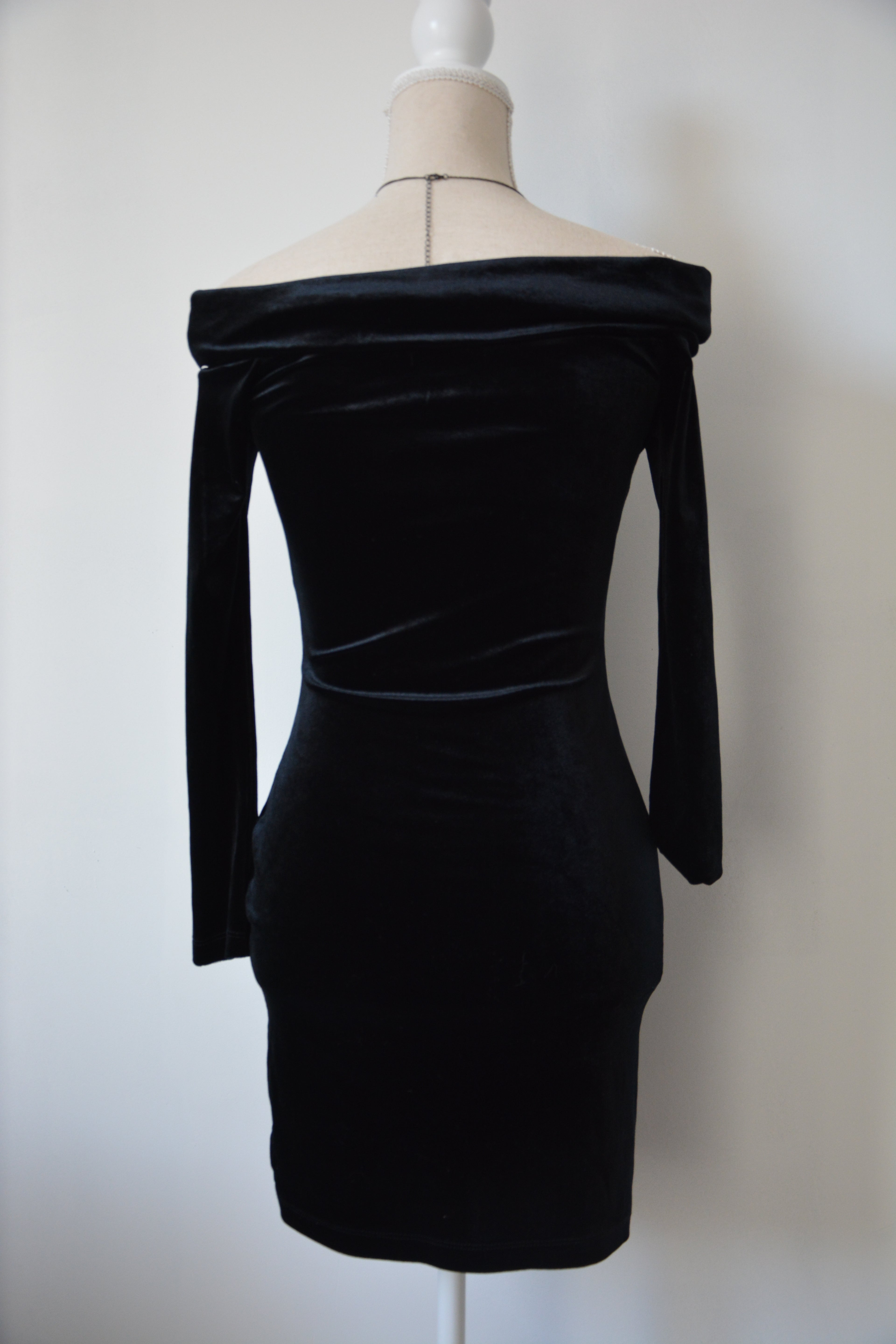 Robe velours col bardot