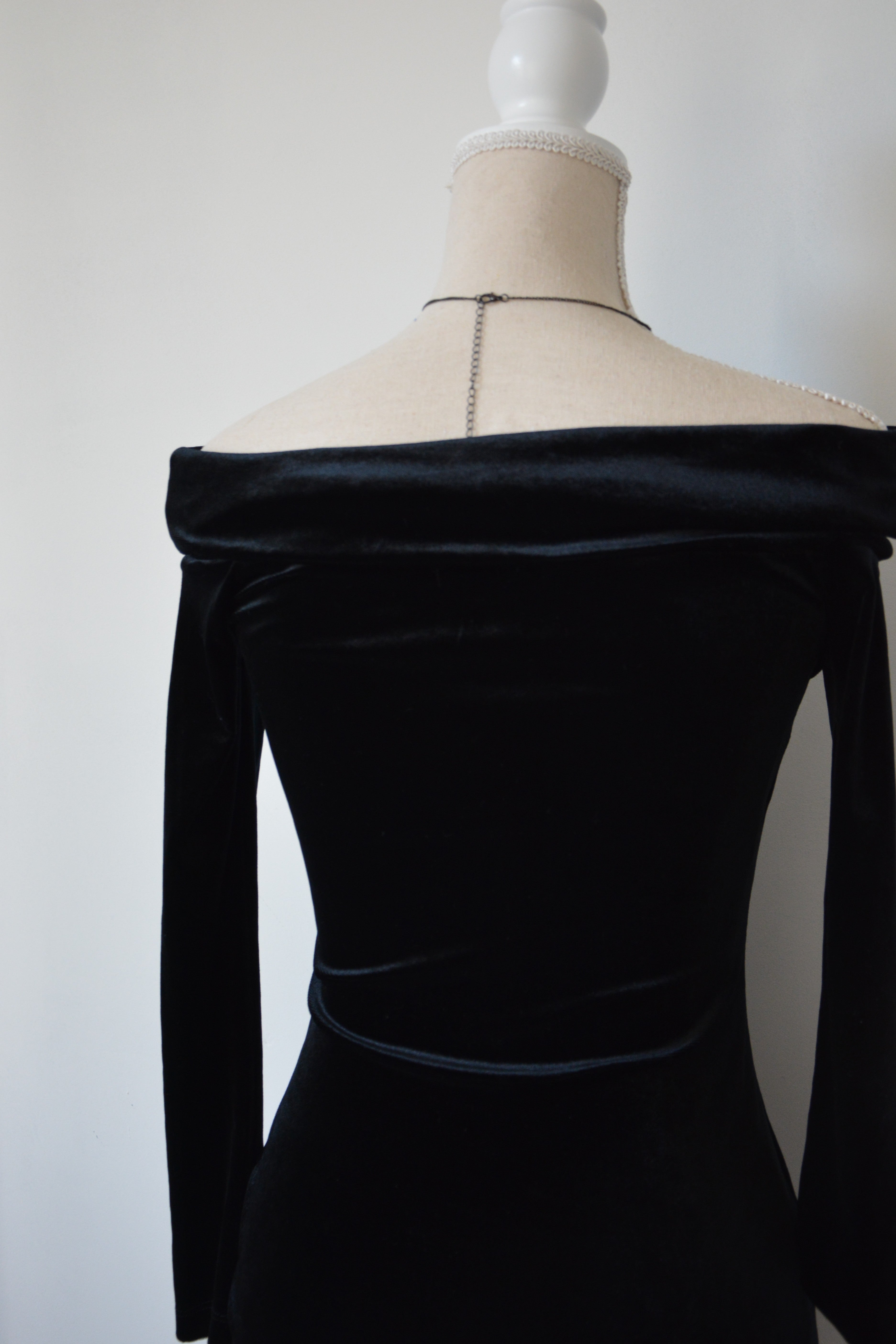 Robe velours col bardot