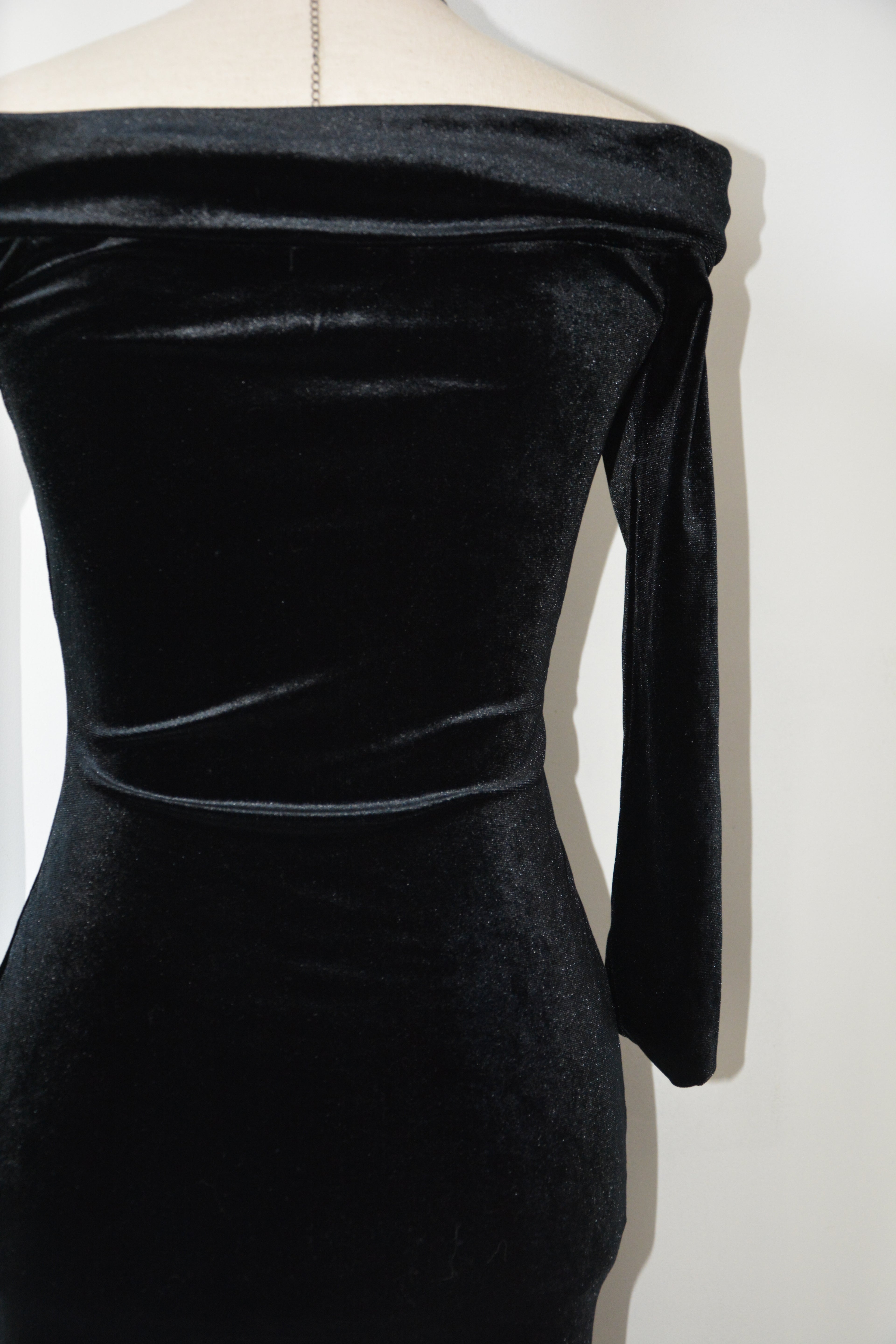 Robe velours col bardot