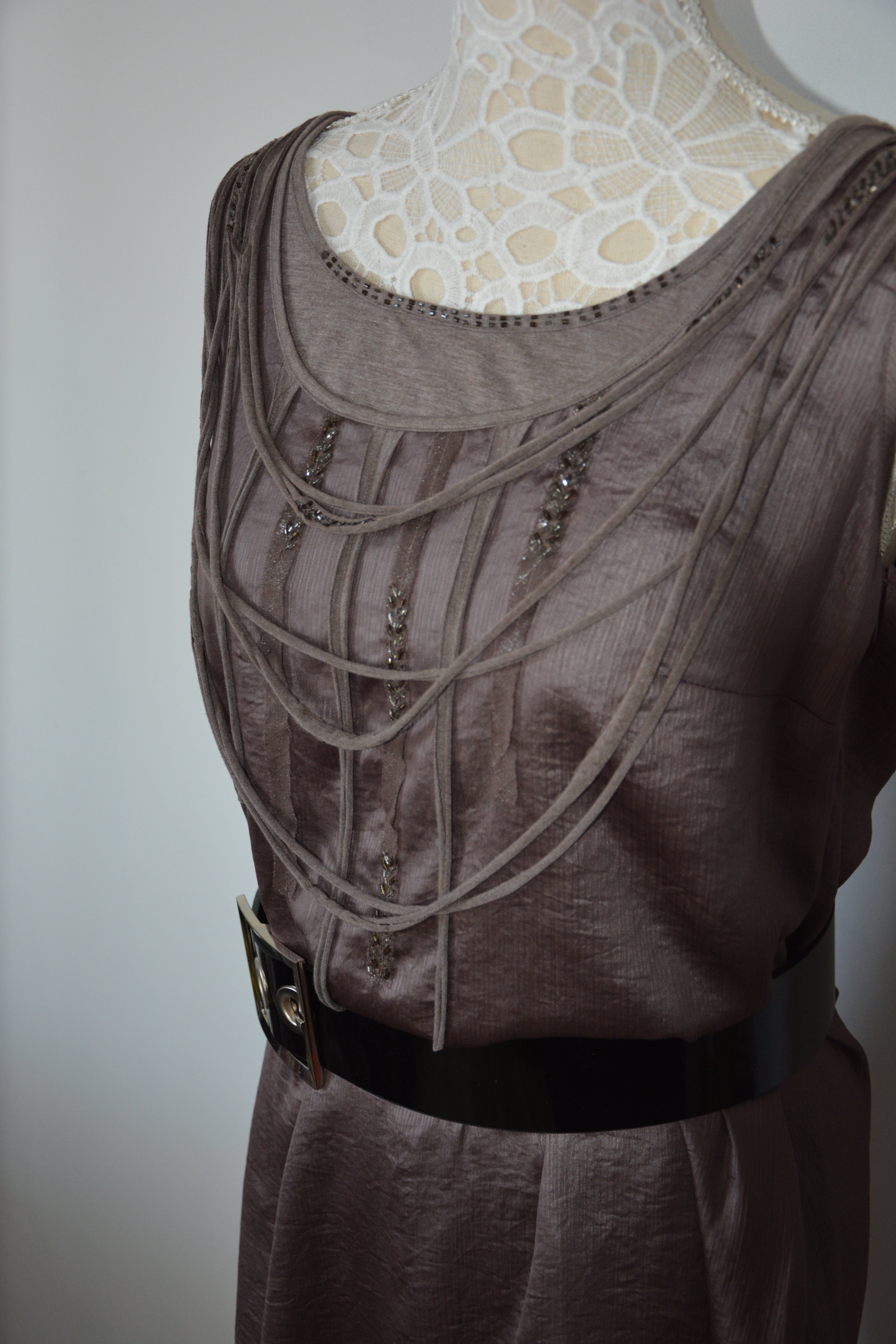 Robe midi satinée à strass