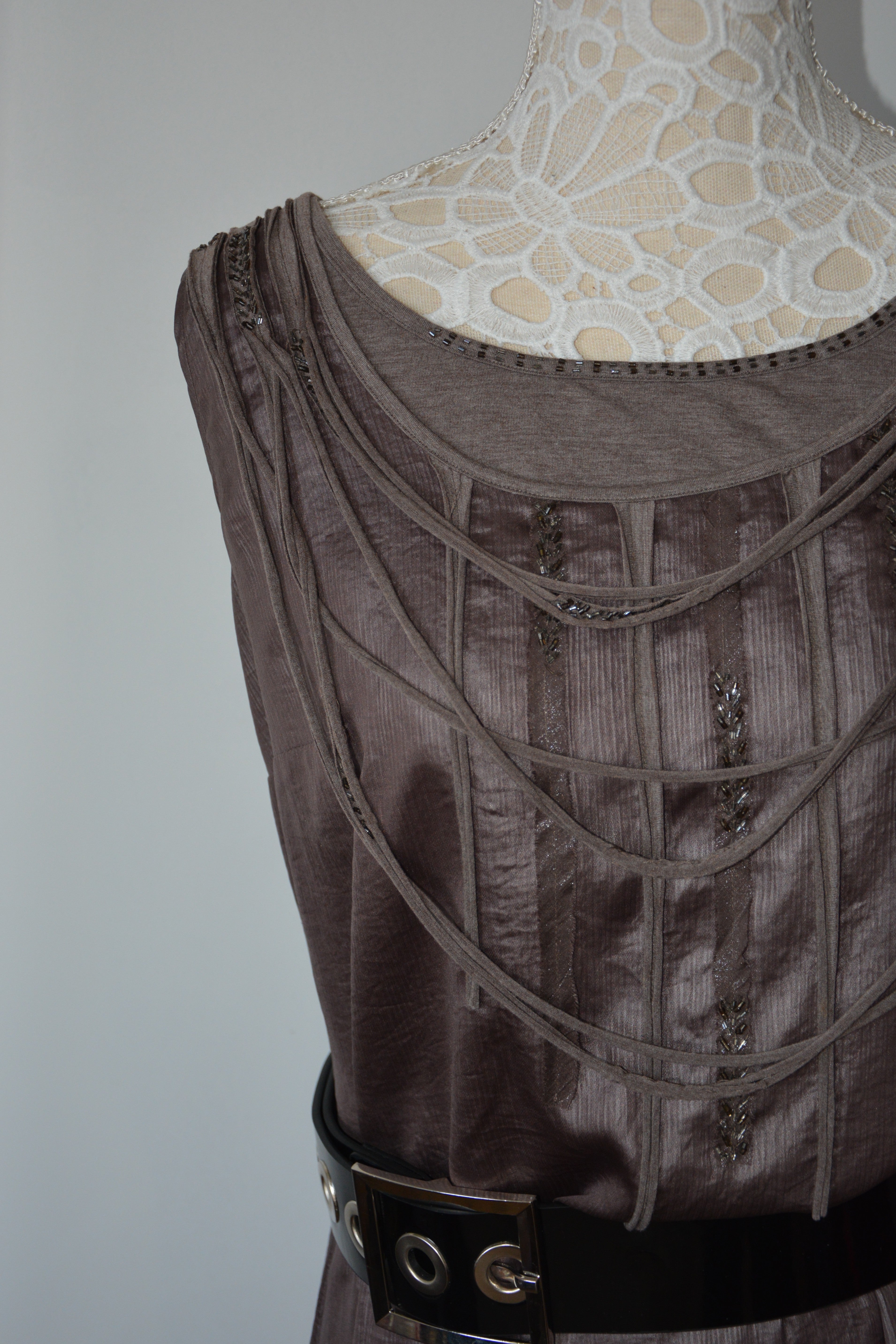 Robe midi satinée à strass