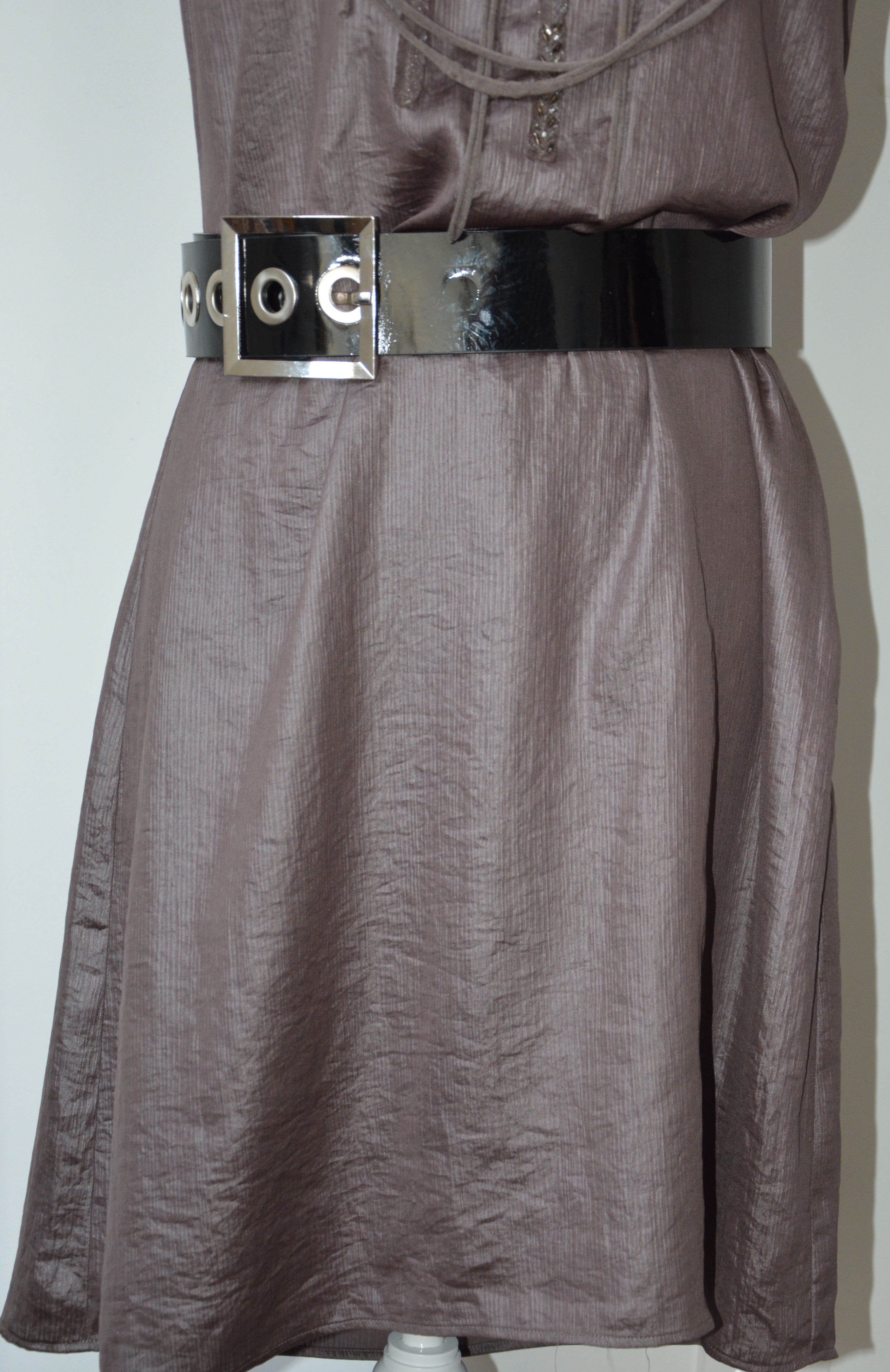 Robe midi satinée à strass