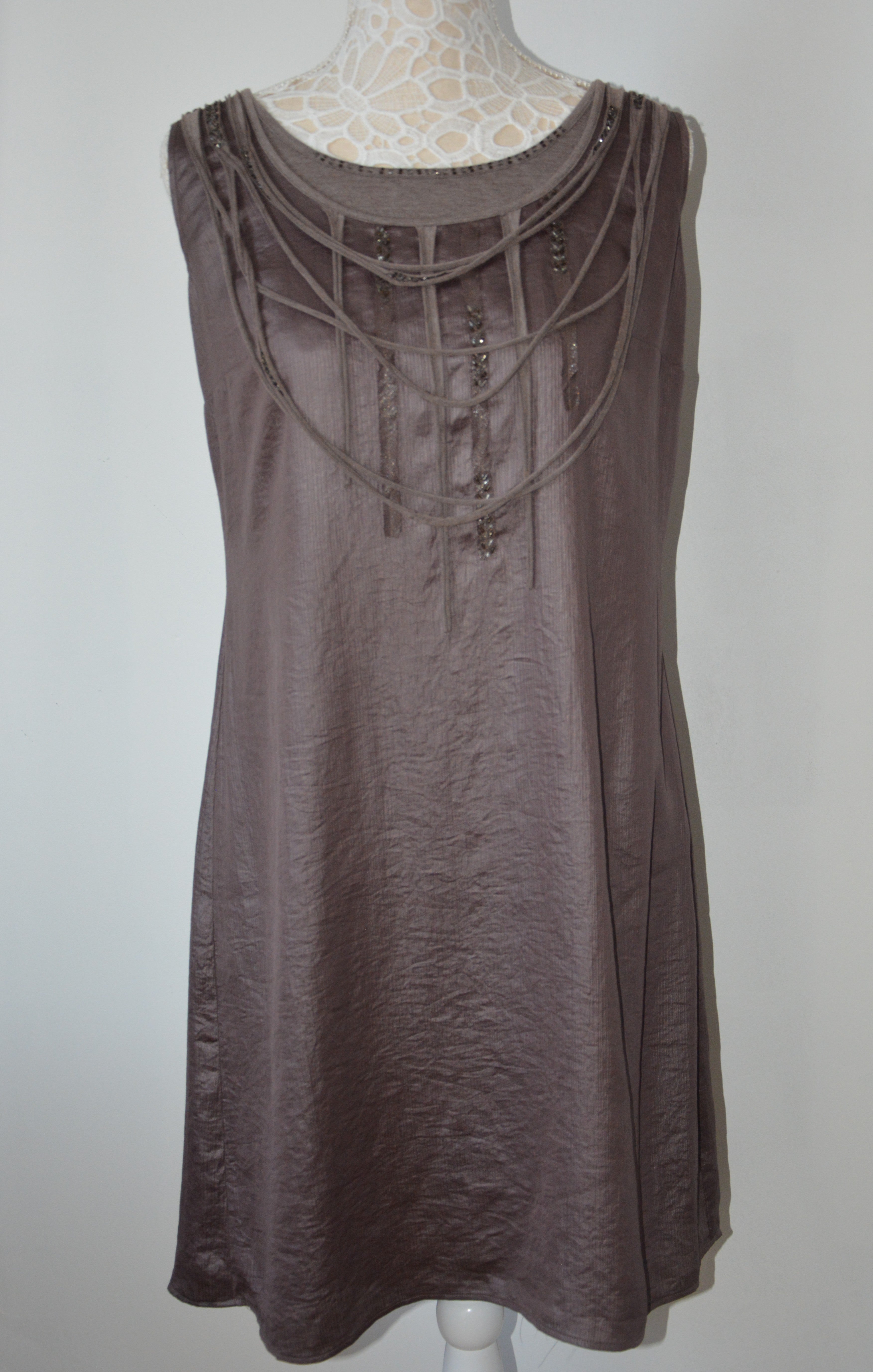 Robe midi satinée à strass