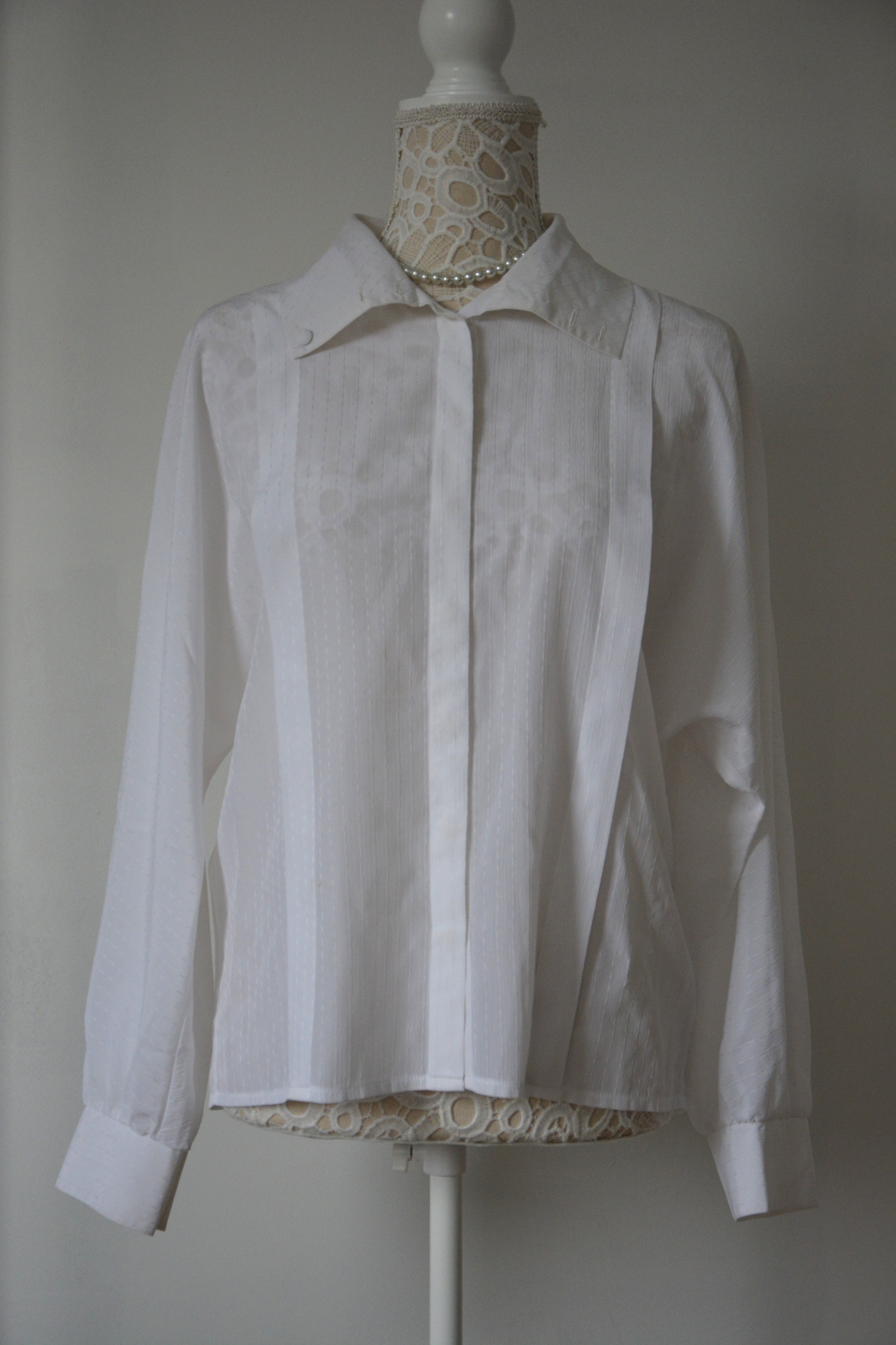 Chemise blanche à fines rayures