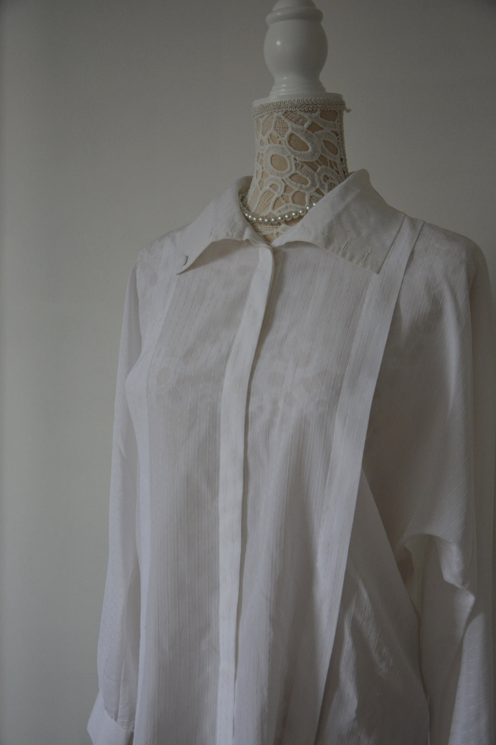 Chemise blanche à fines rayures