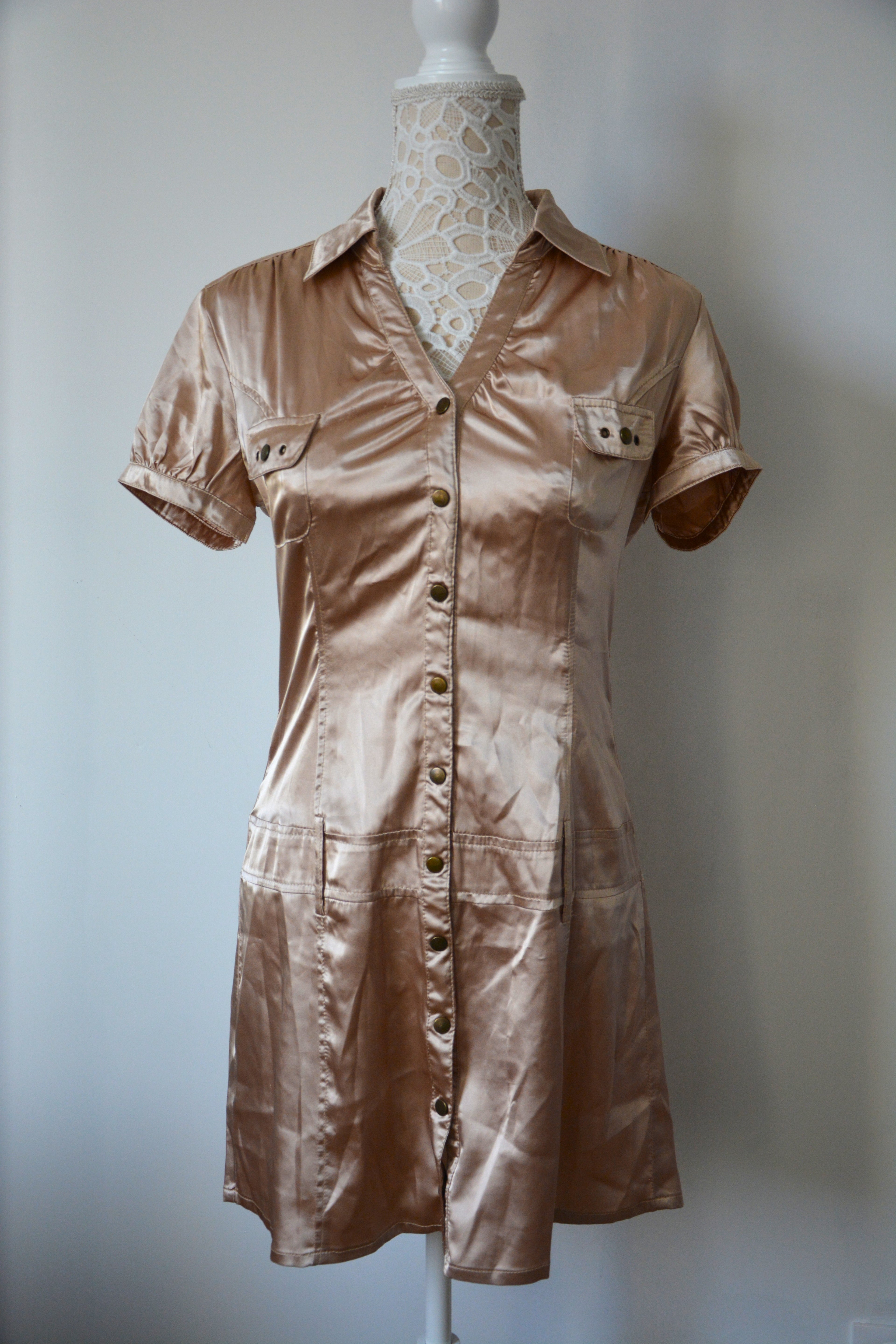 Robe dorée satinée