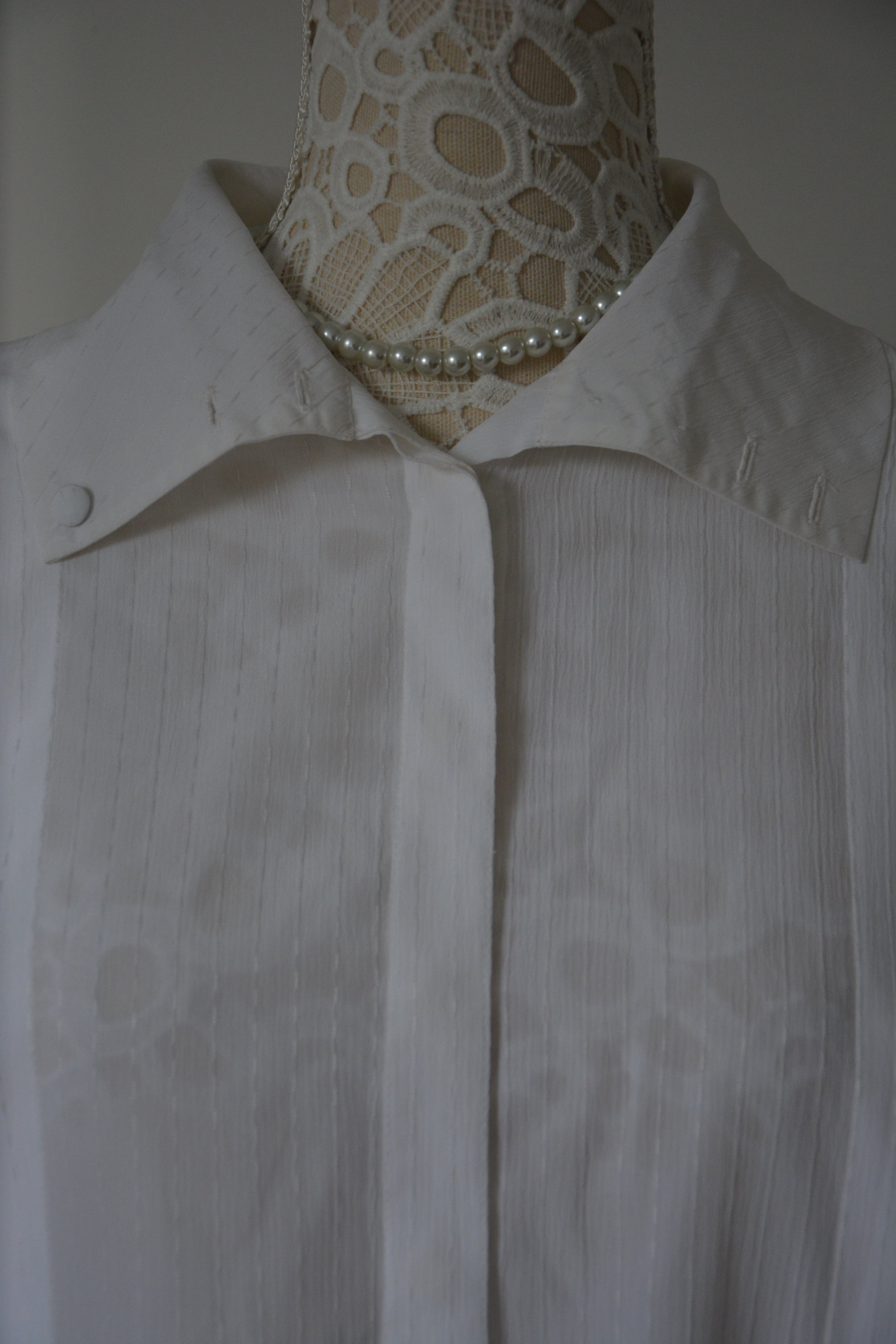 Chemise blanche à fines rayures