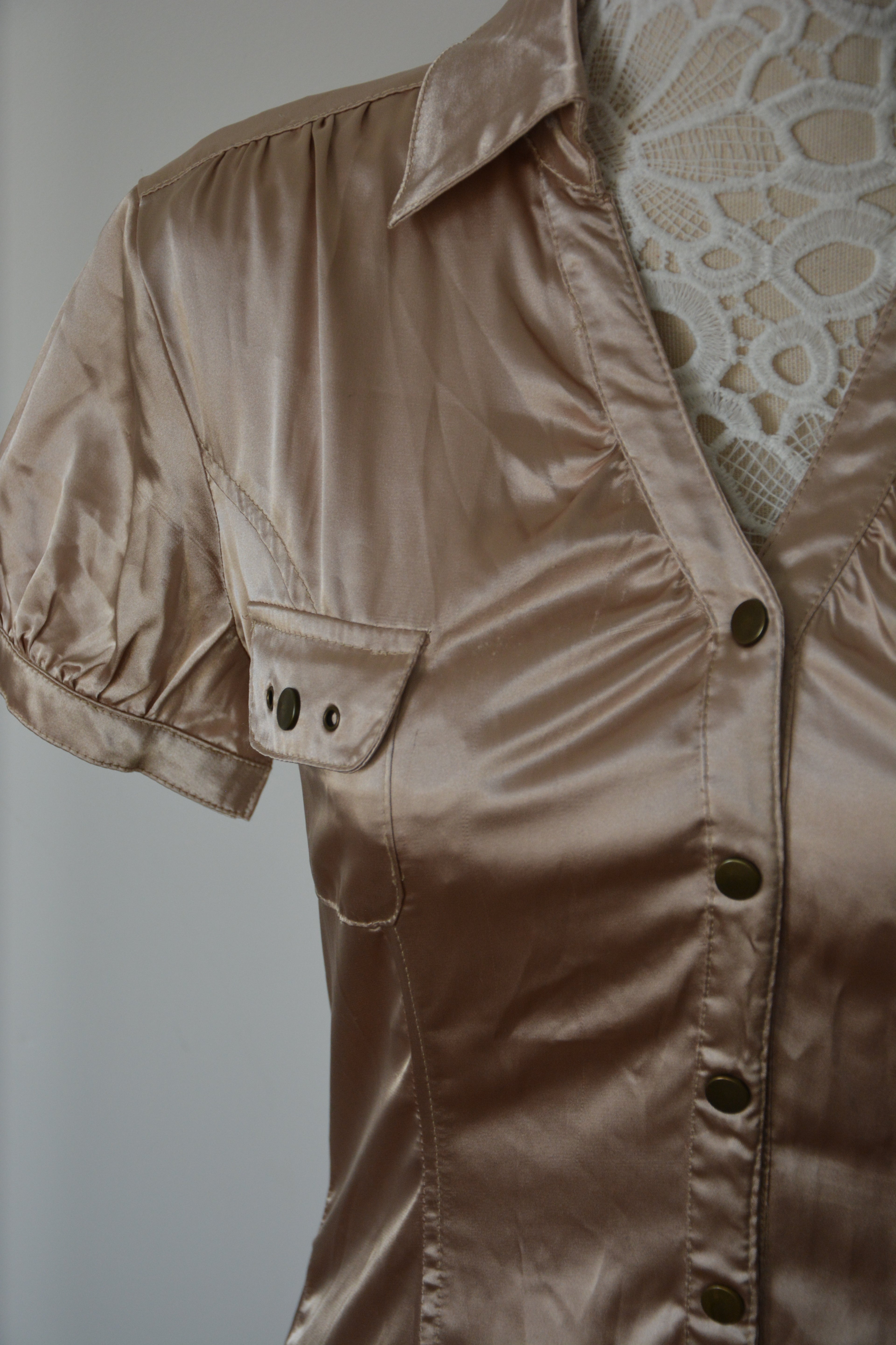 Robe dorée satinée