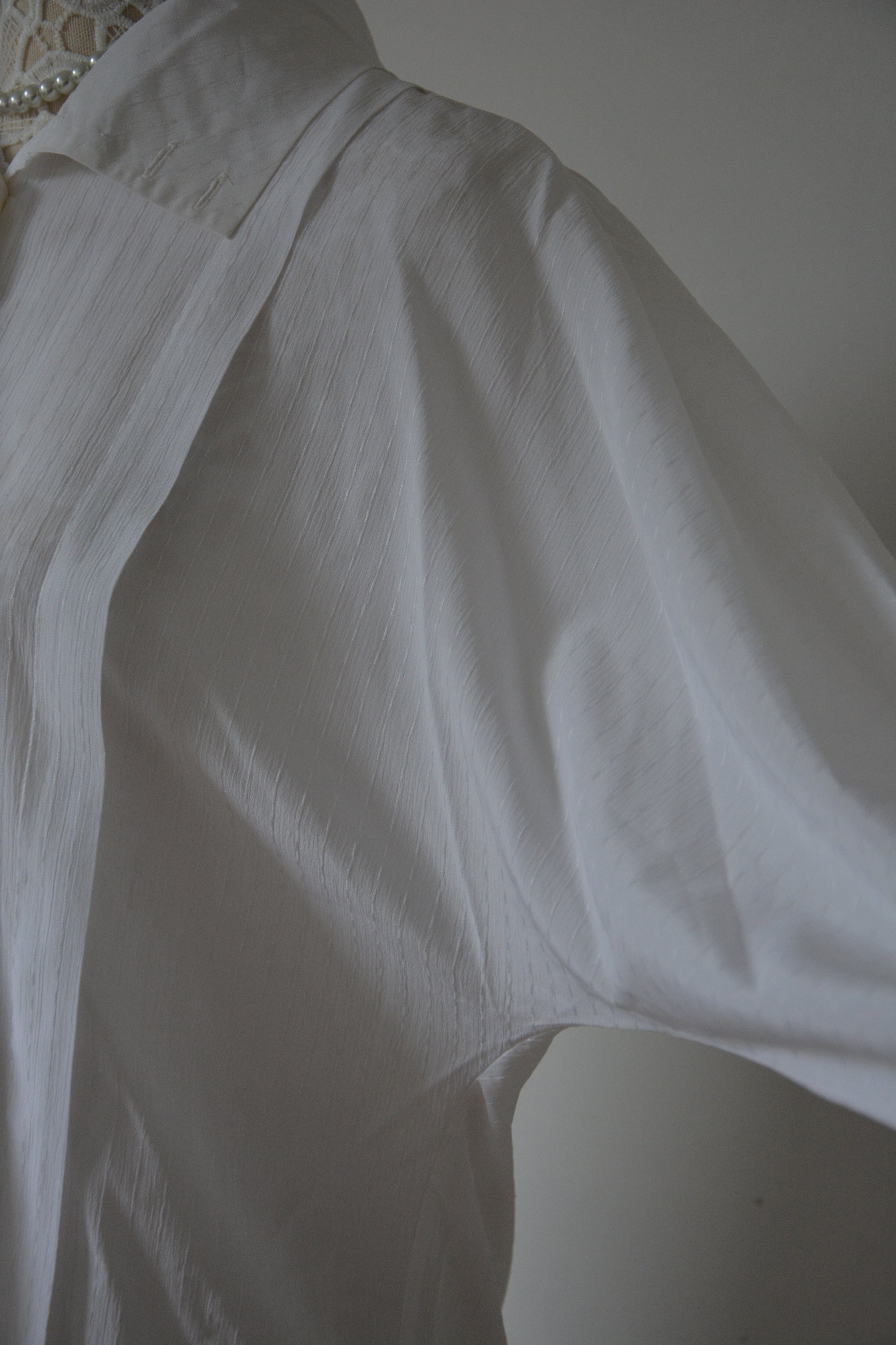 Chemise blanche à fines rayures