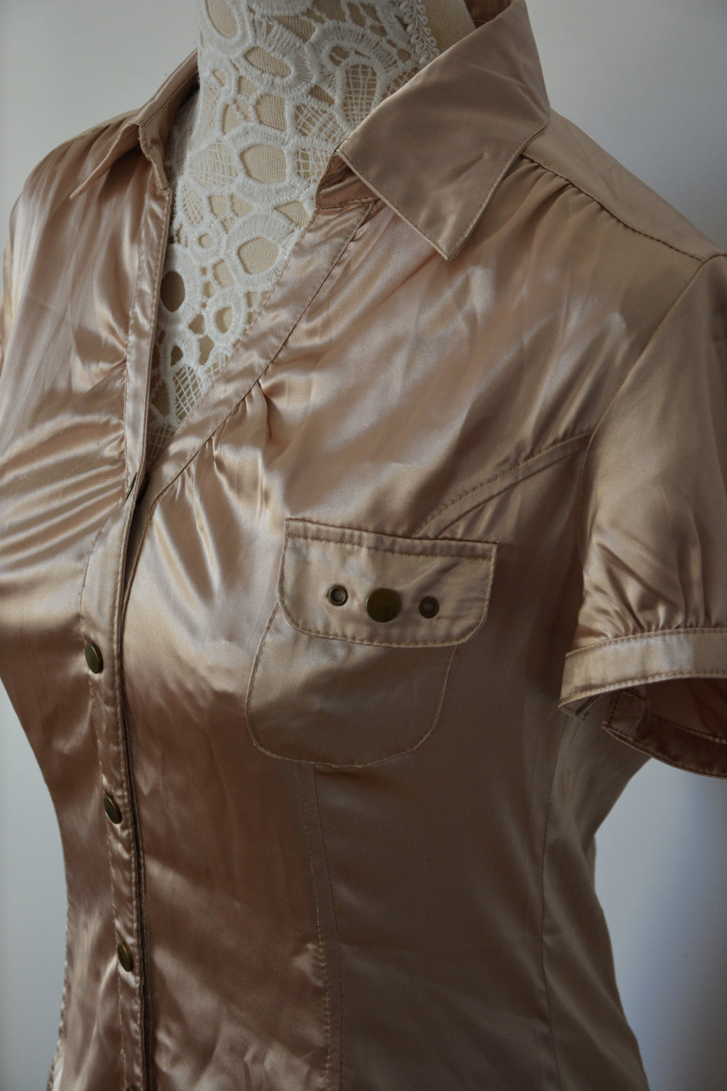 Robe dorée satinée