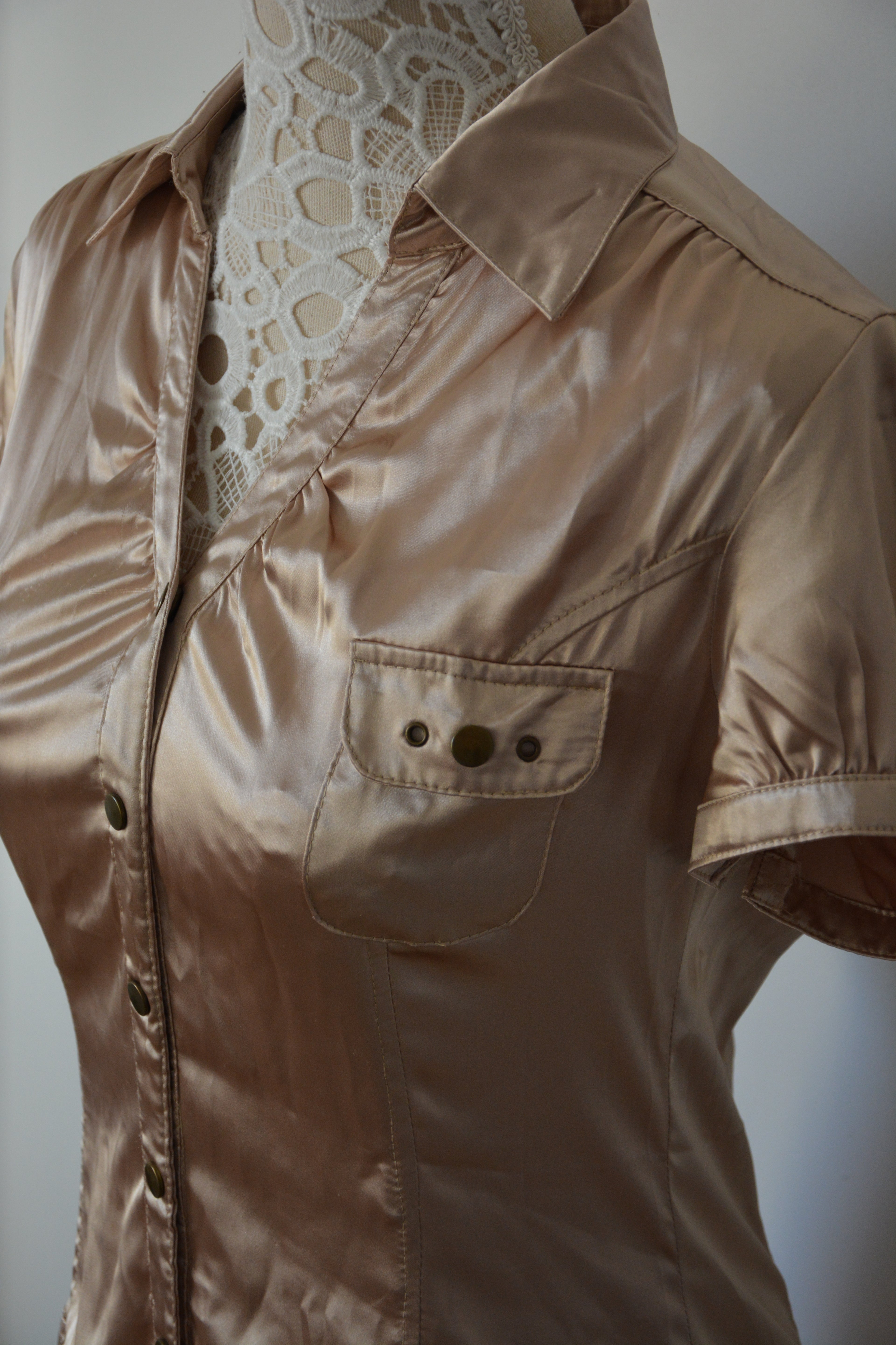 Robe dorée satinée