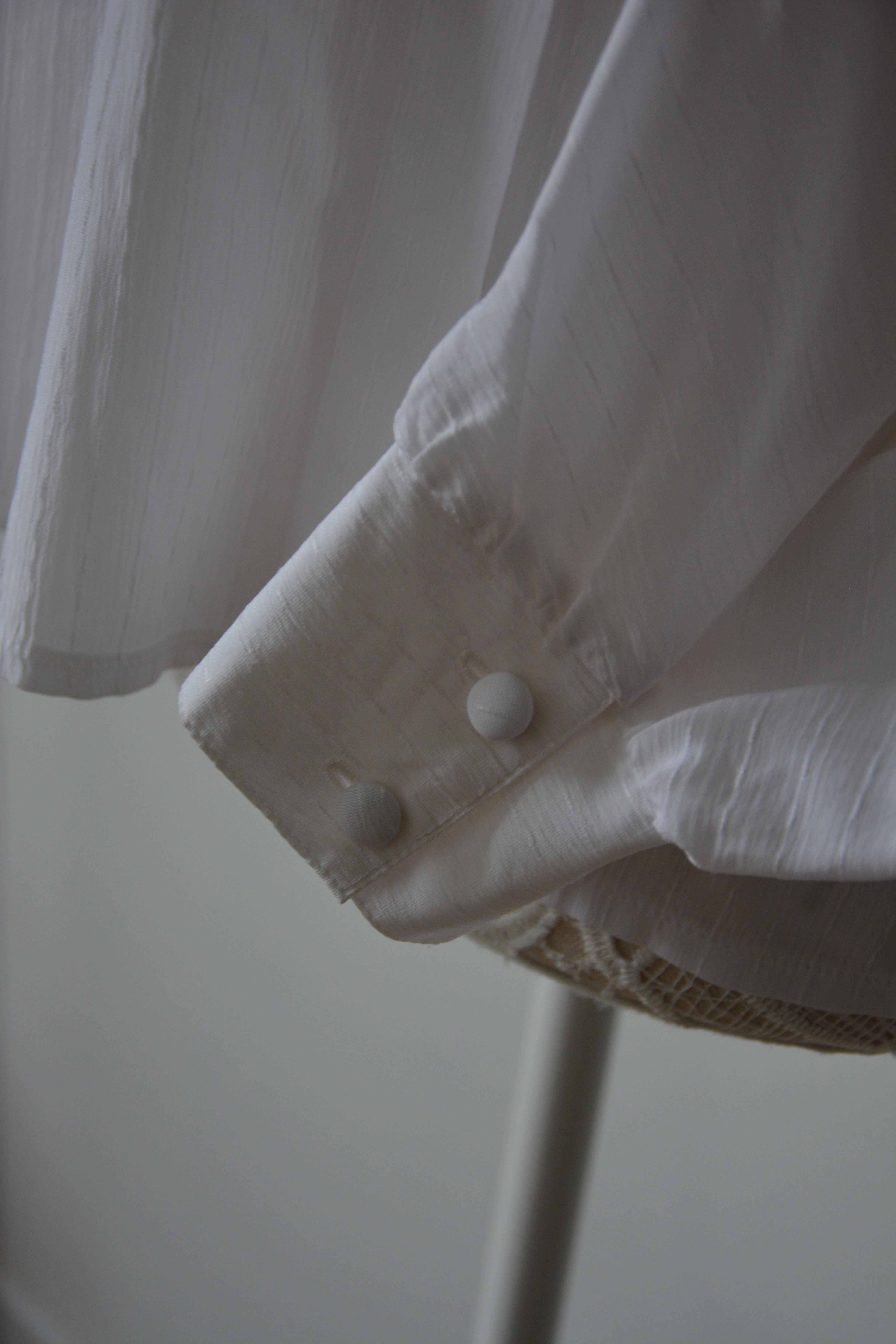 Chemise blanche à fines rayures