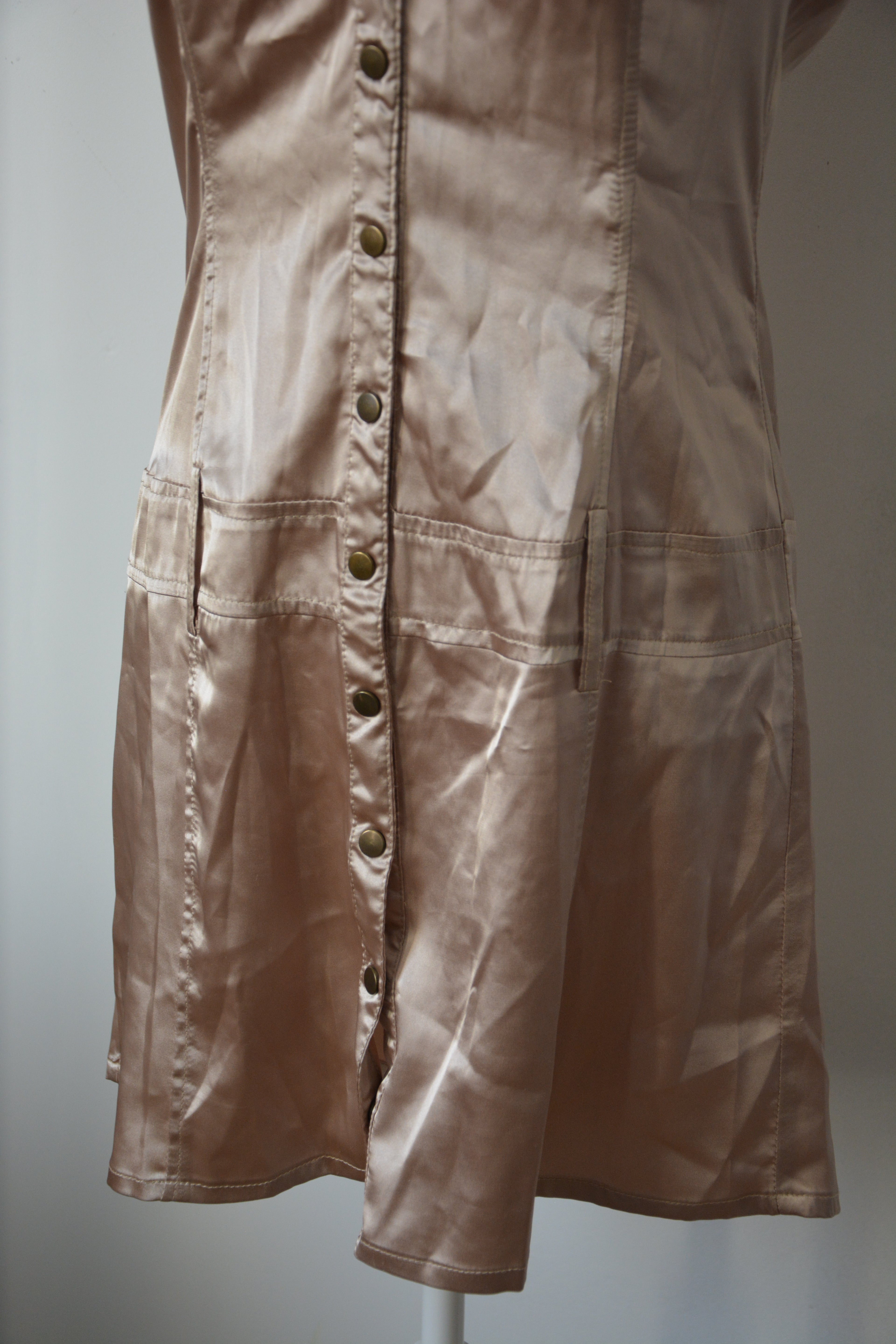 Robe dorée satinée