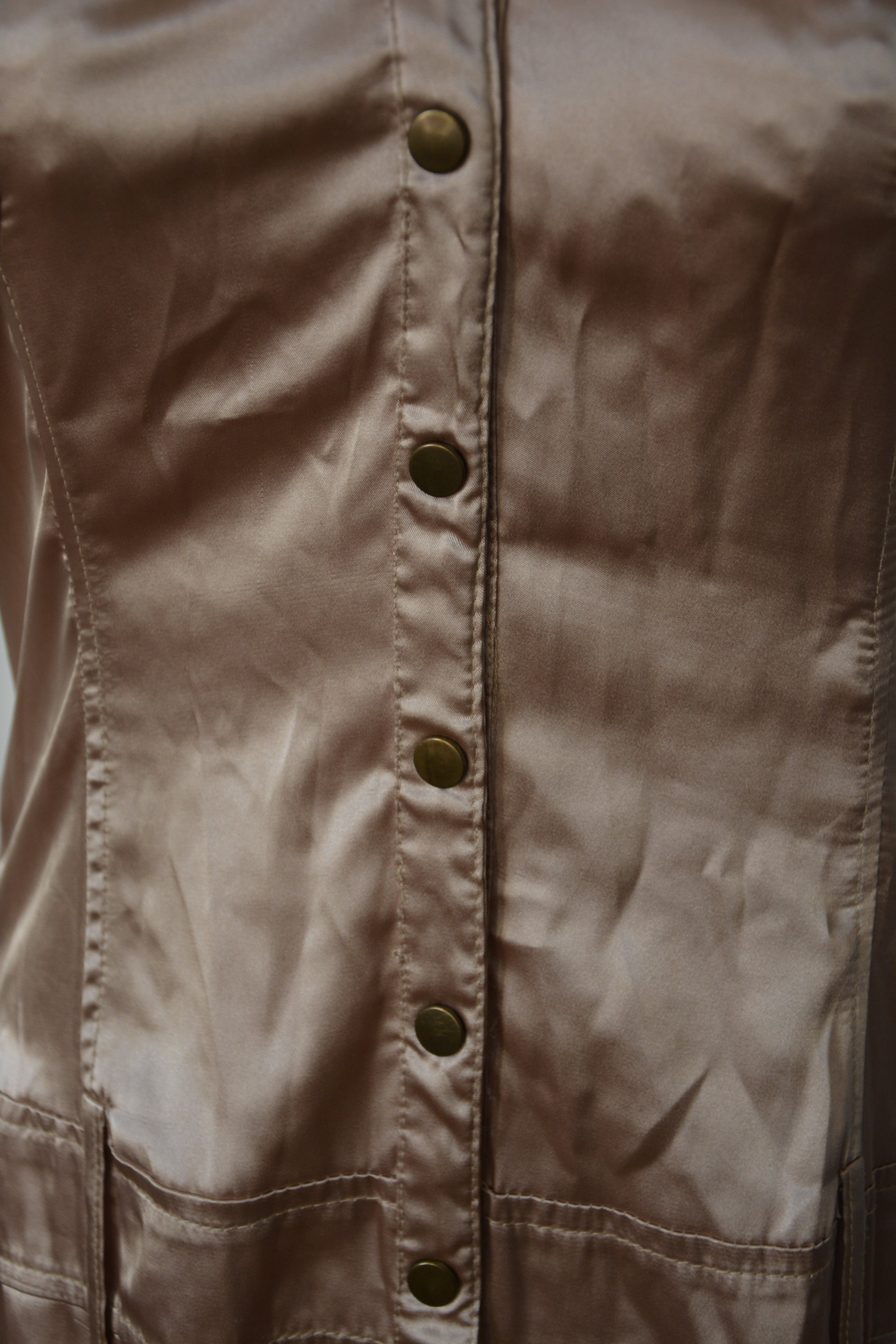 Robe dorée satinée