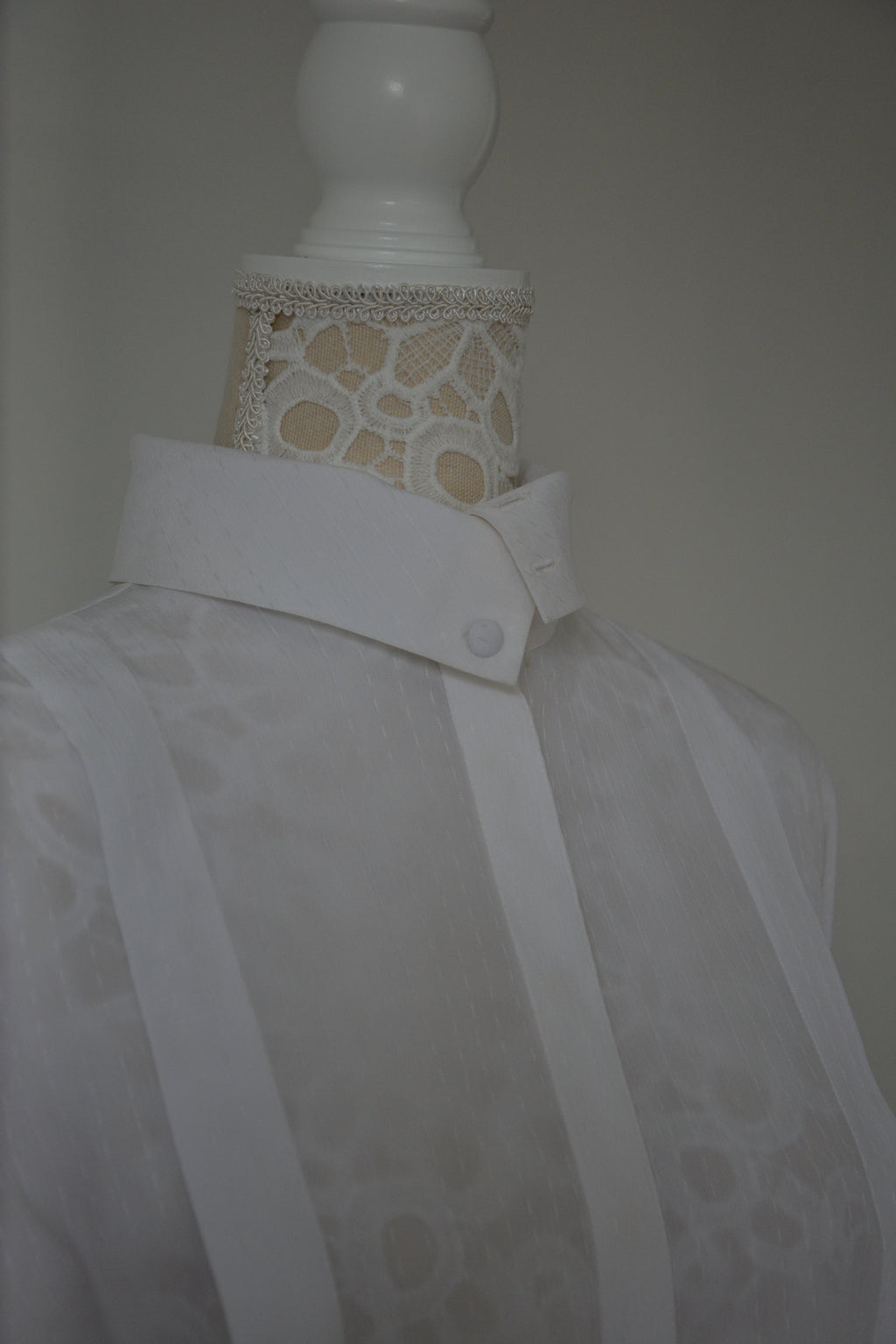 Chemise blanche à fines rayures