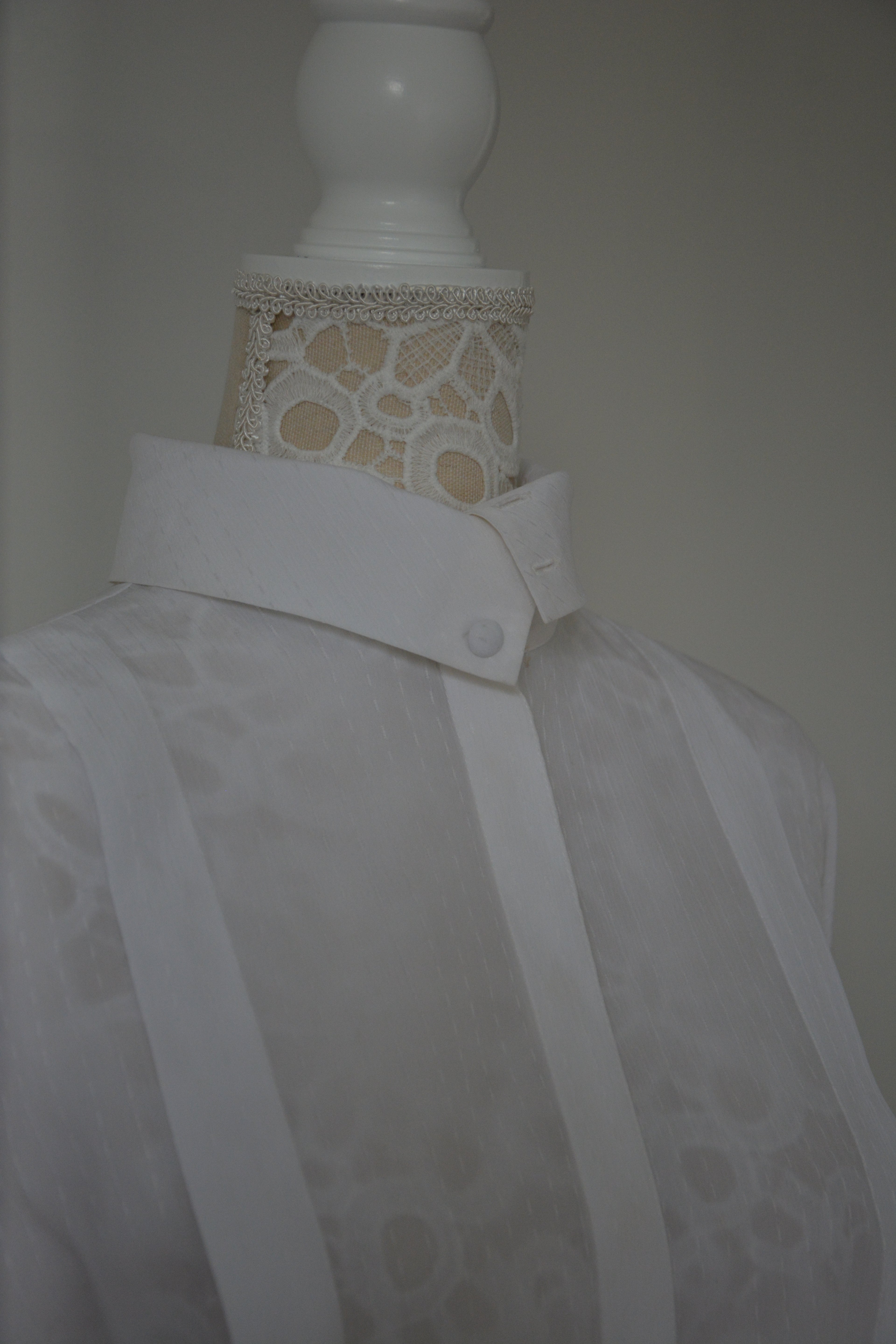Chemise blanche à fines rayures