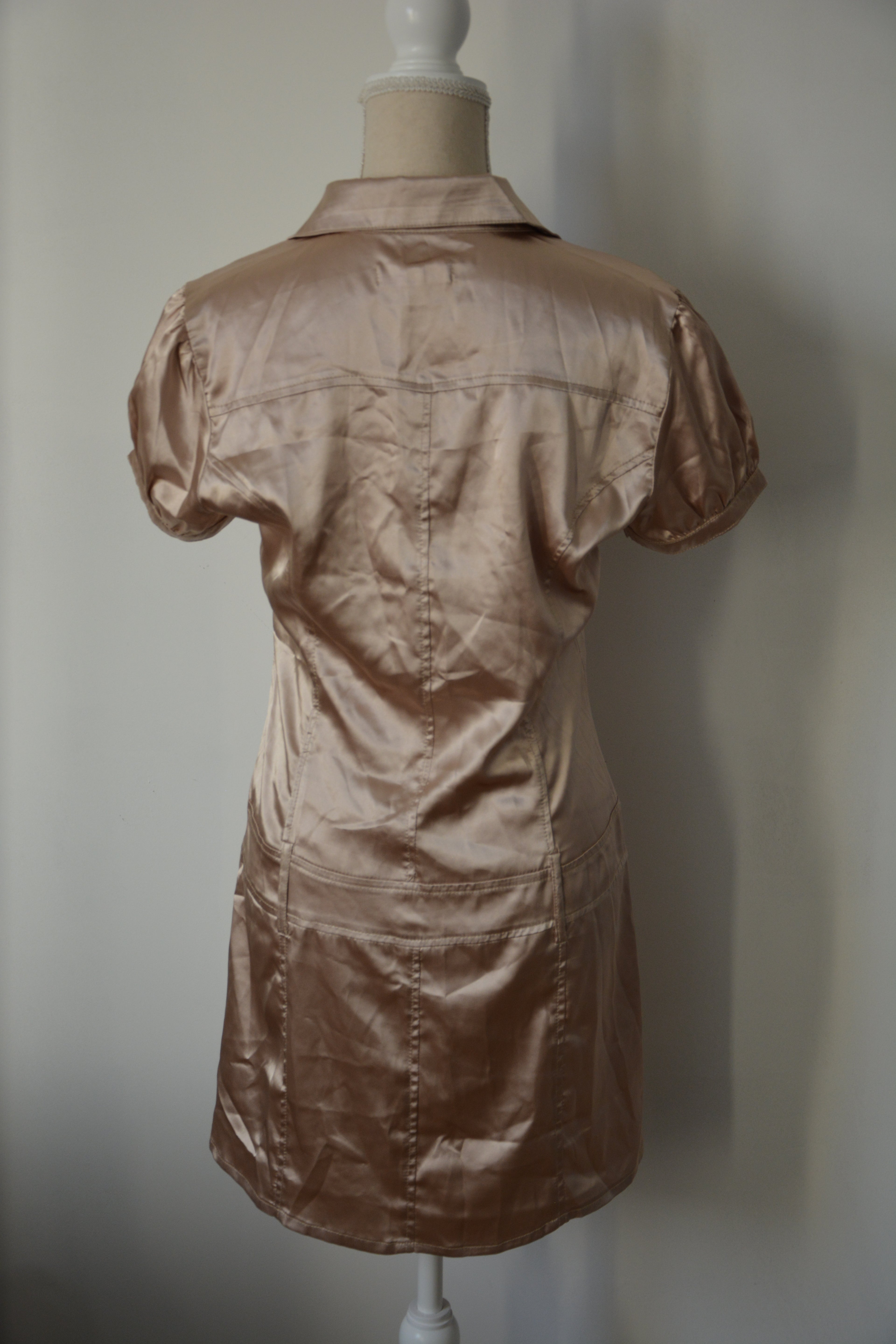 Robe dorée satinée