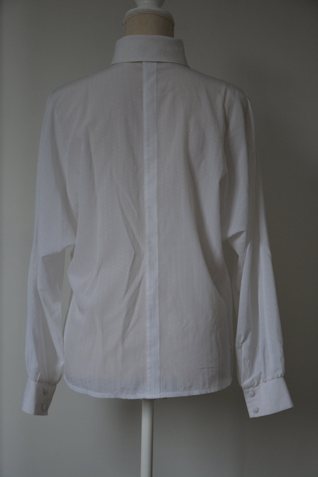 Chemise blanche à fines rayures