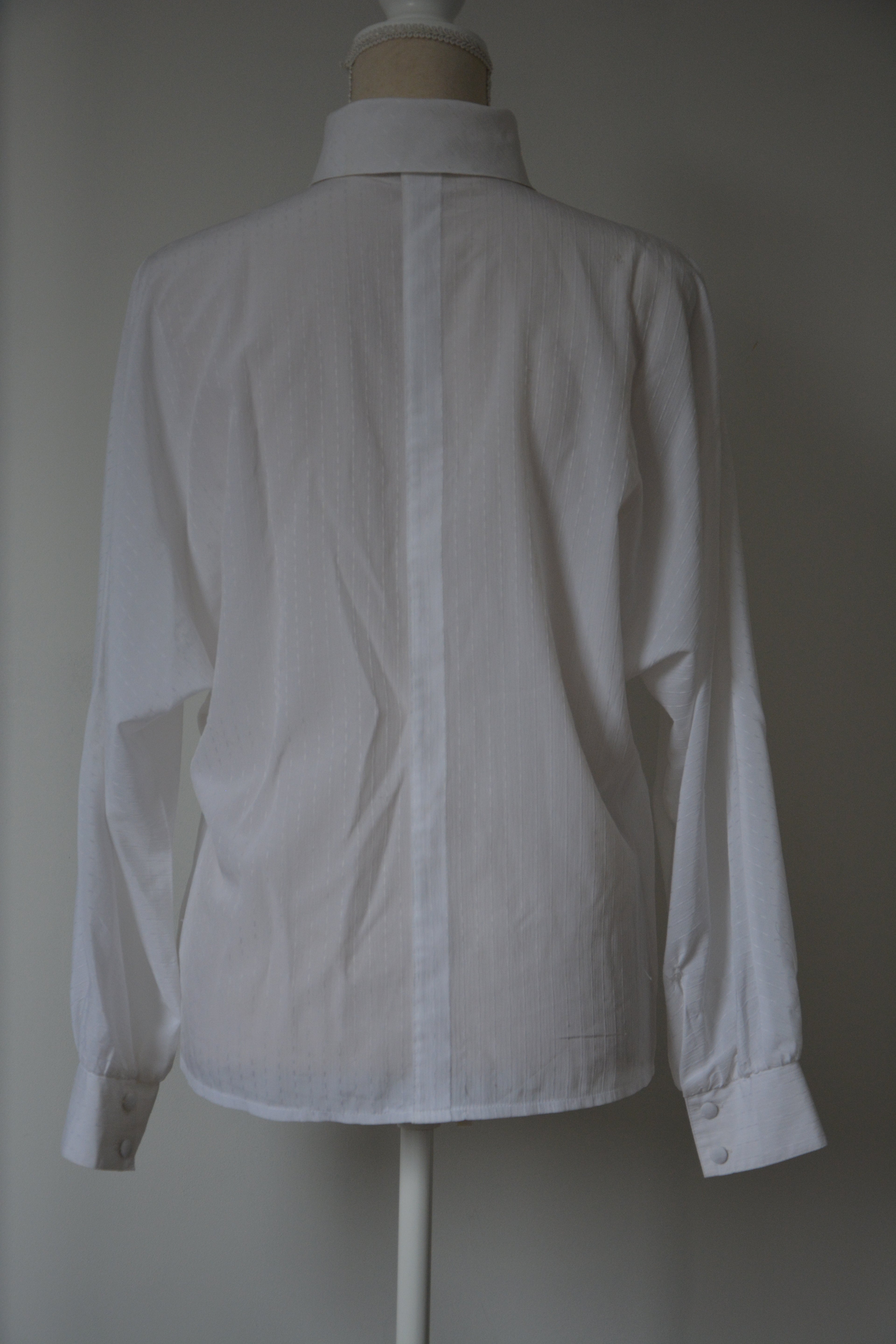 Chemise blanche à fines rayures