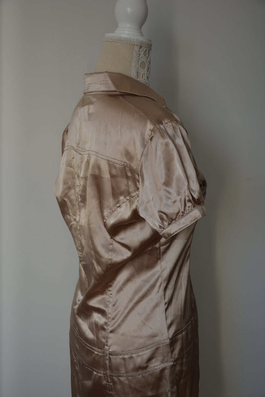 Robe dorée satinée