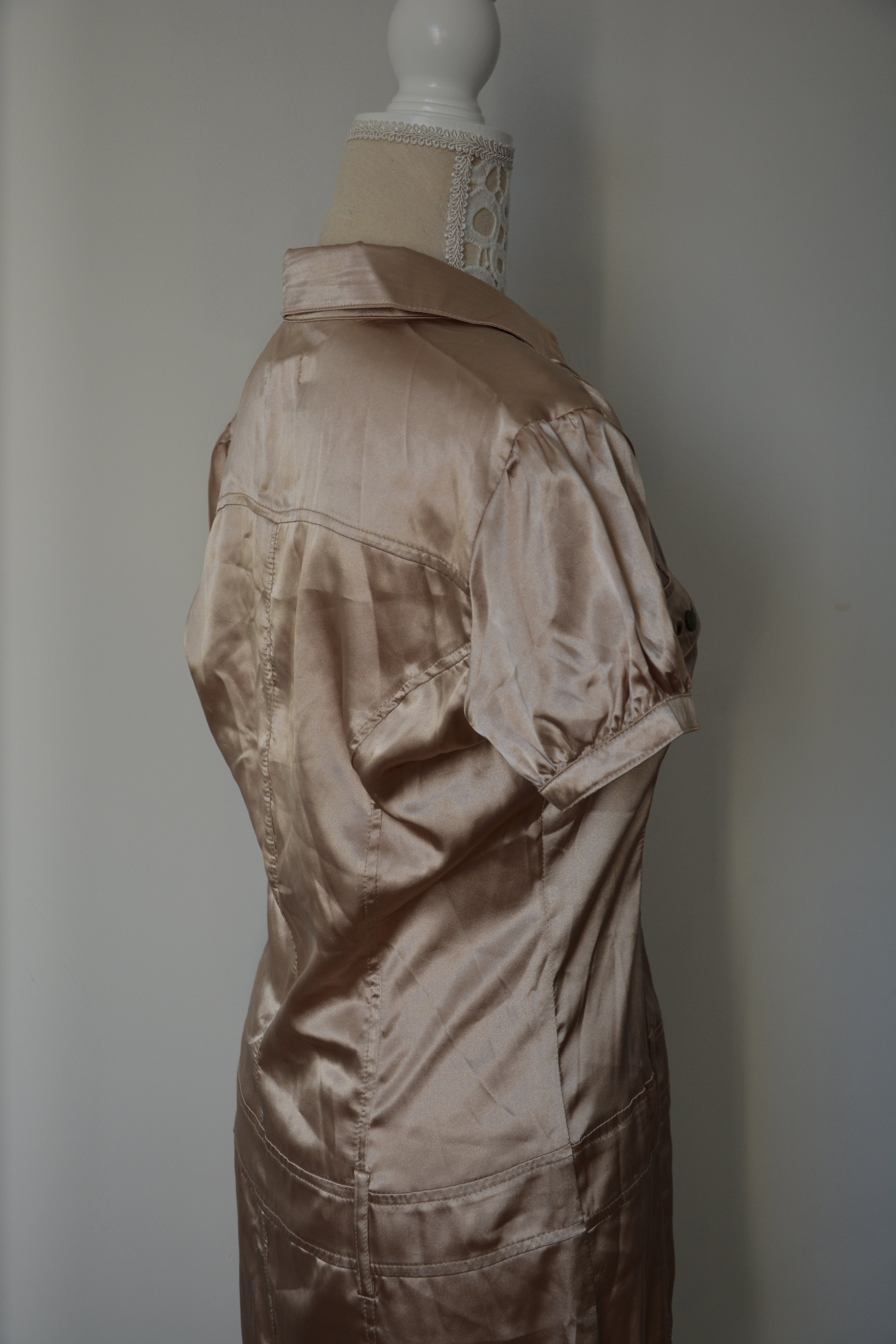 Robe dorée satinée