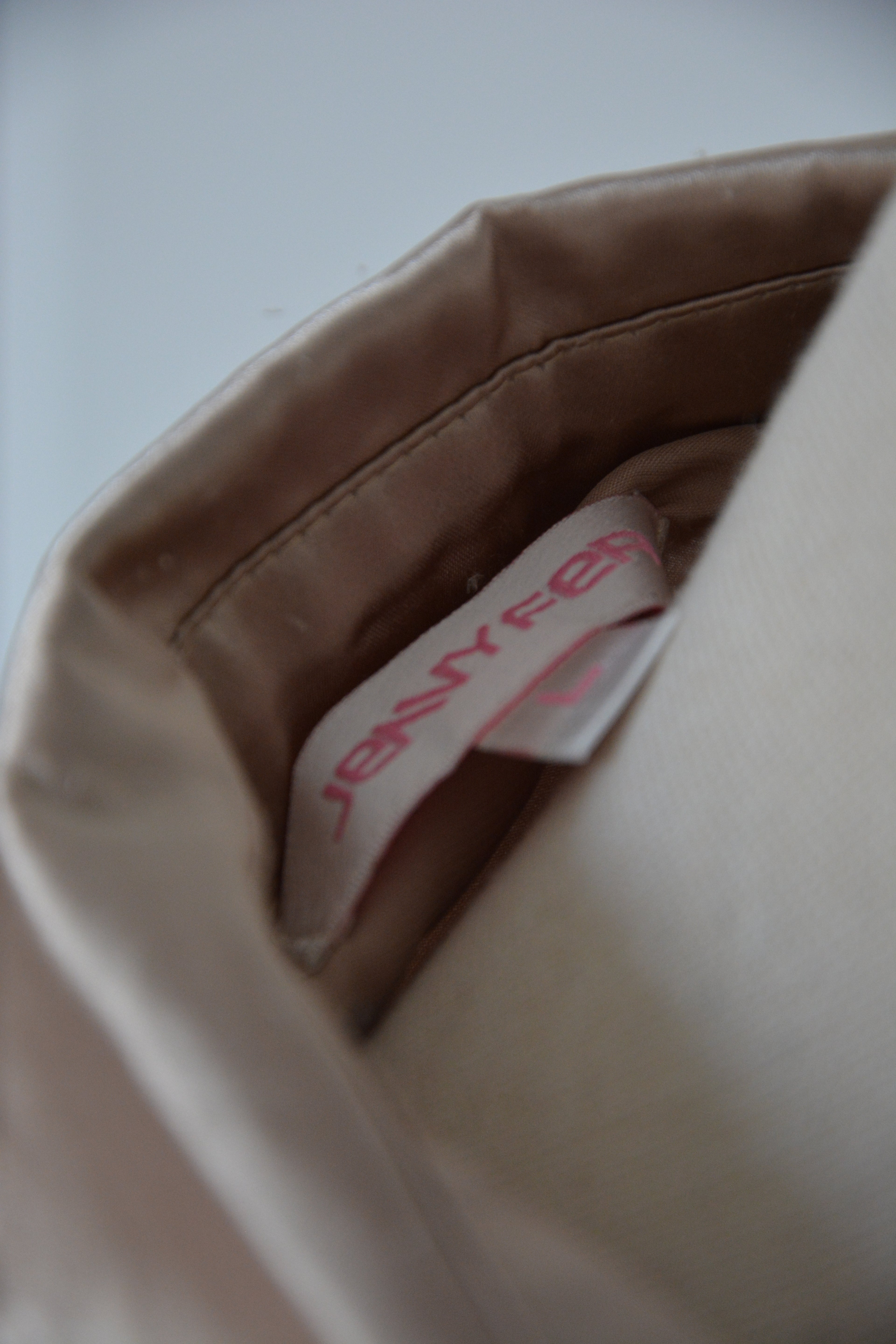 Robe dorée satinée