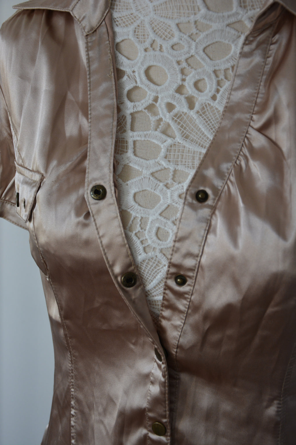 Robe dorée satinée