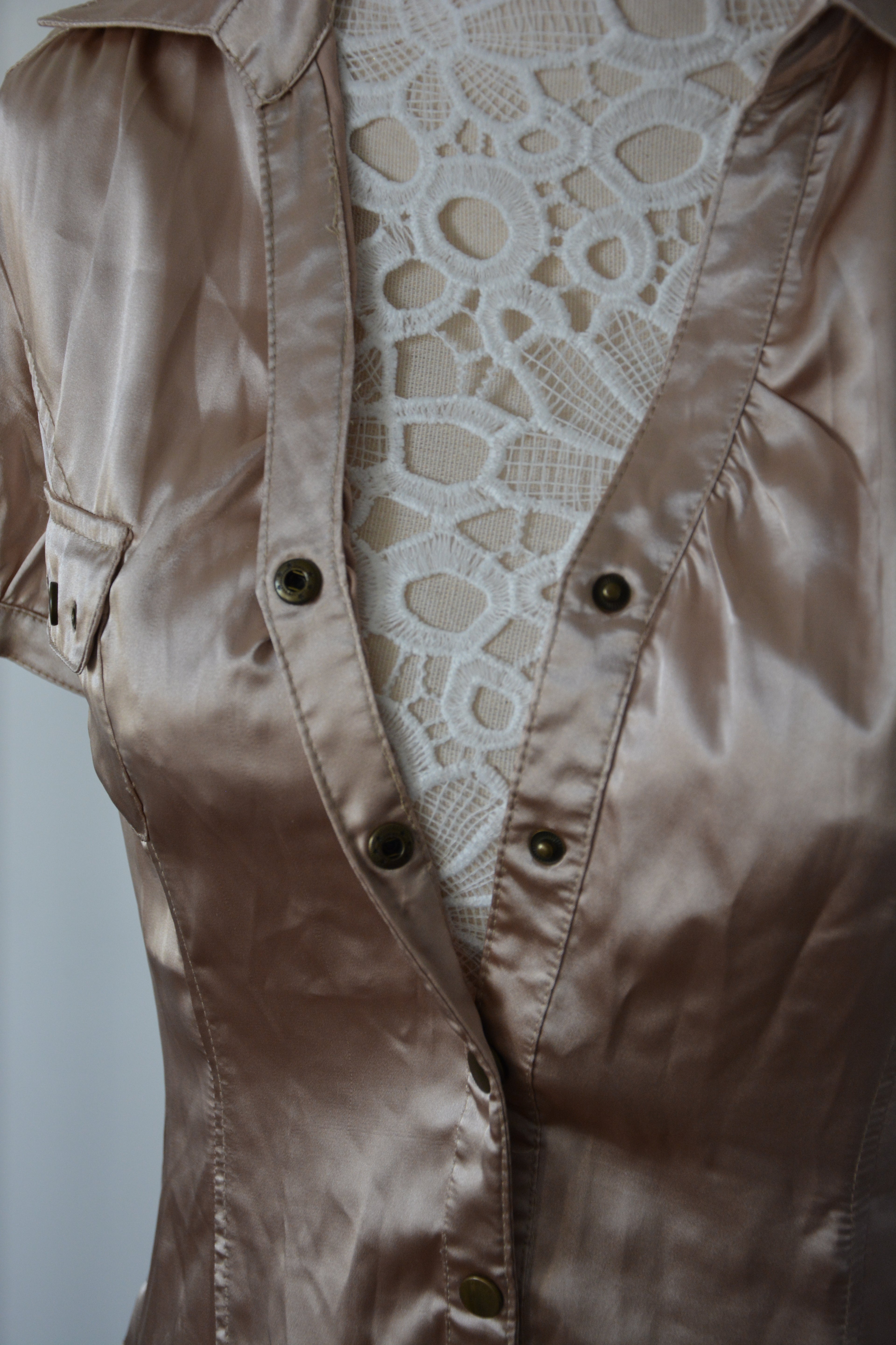 Robe dorée satinée