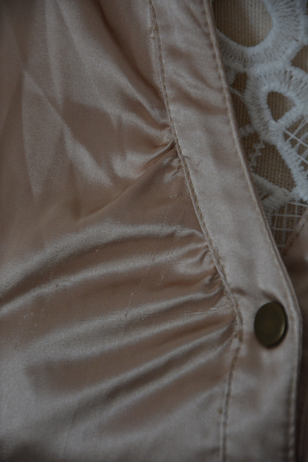 Robe dorée satinée