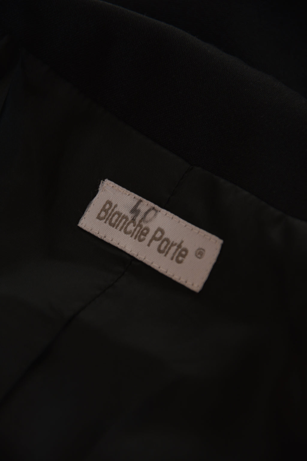 Veste noire cintrée élégante