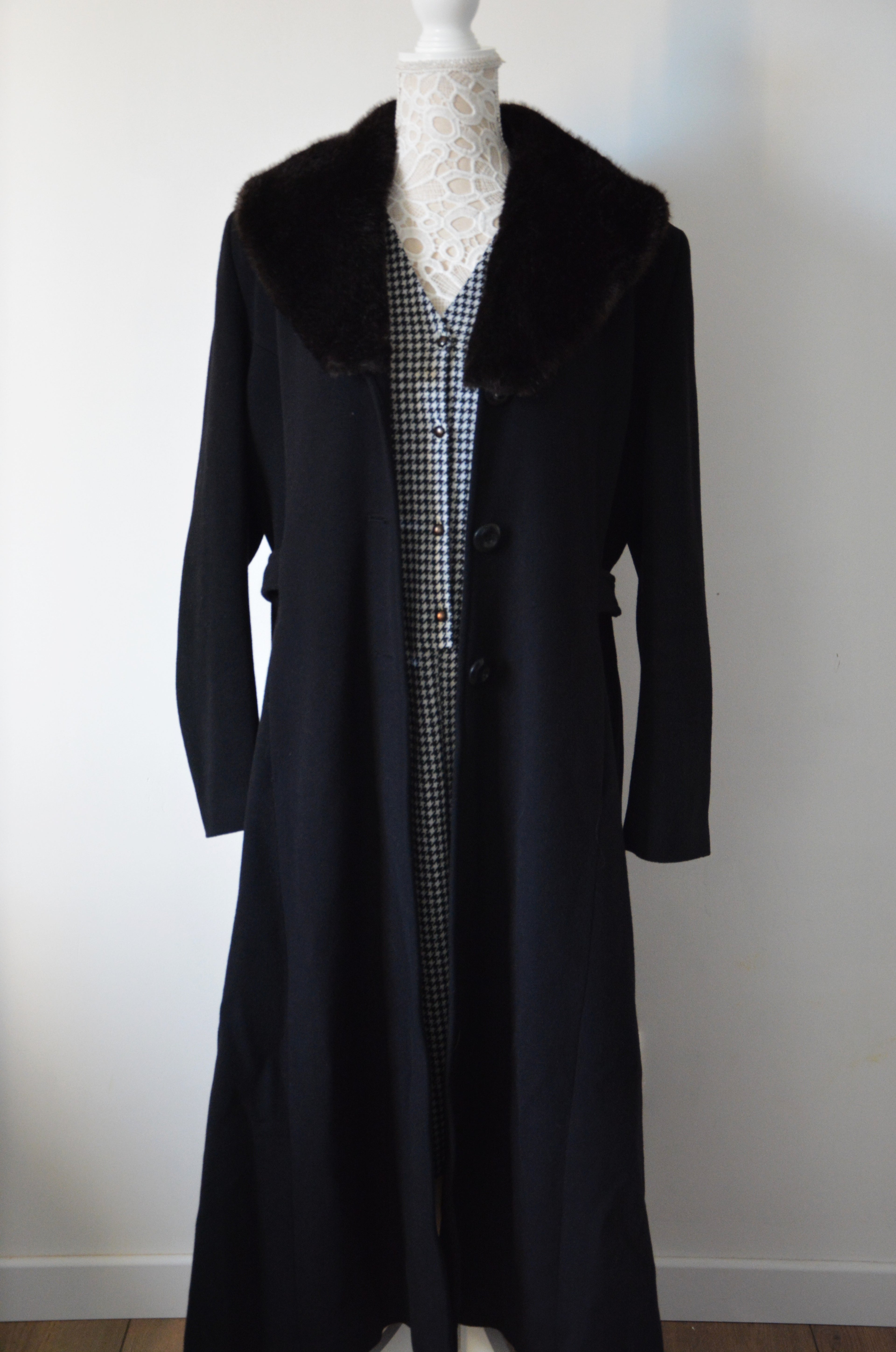 Manteau long en laine avec fausse fourrure