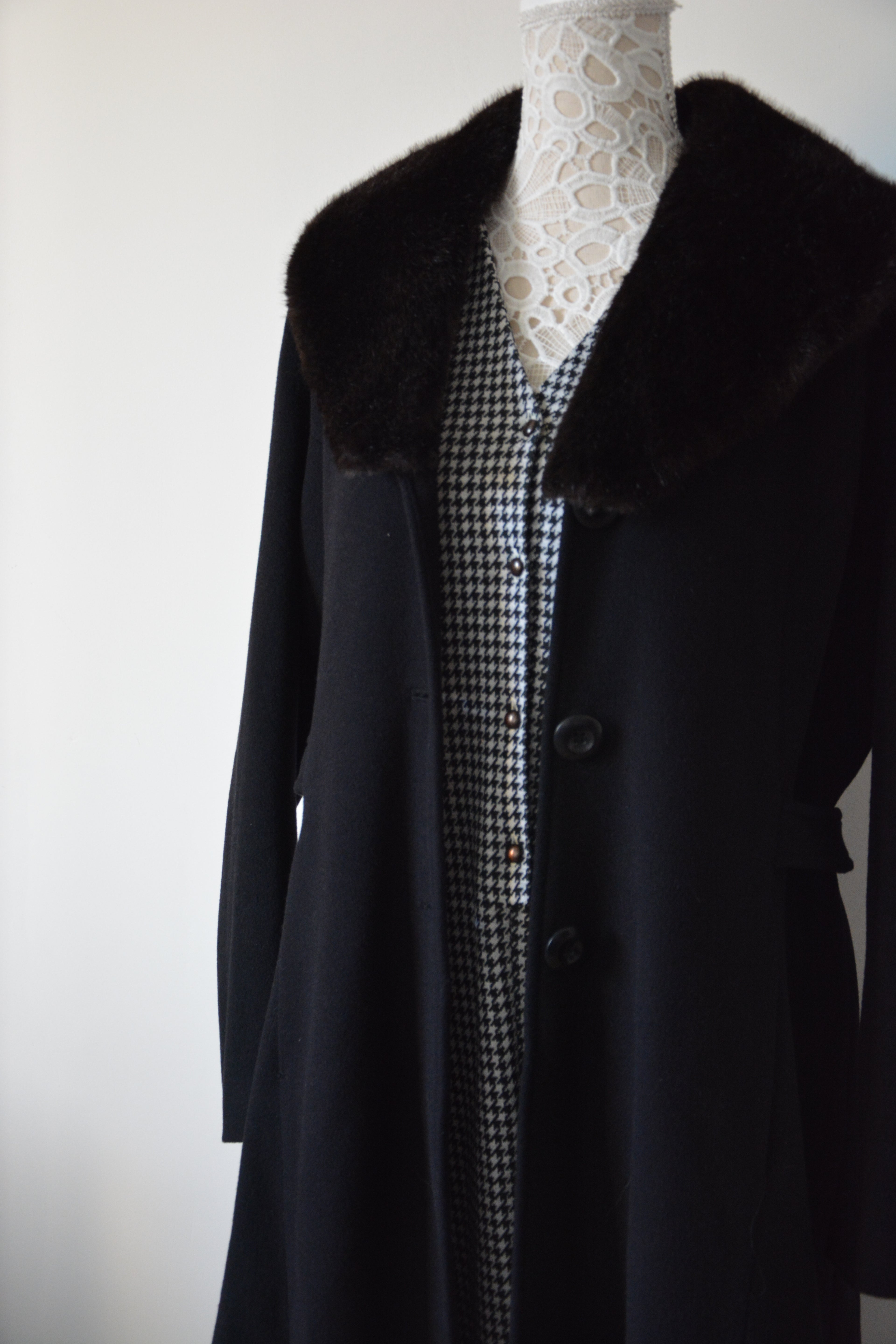 Manteau long en laine avec fausse fourrure