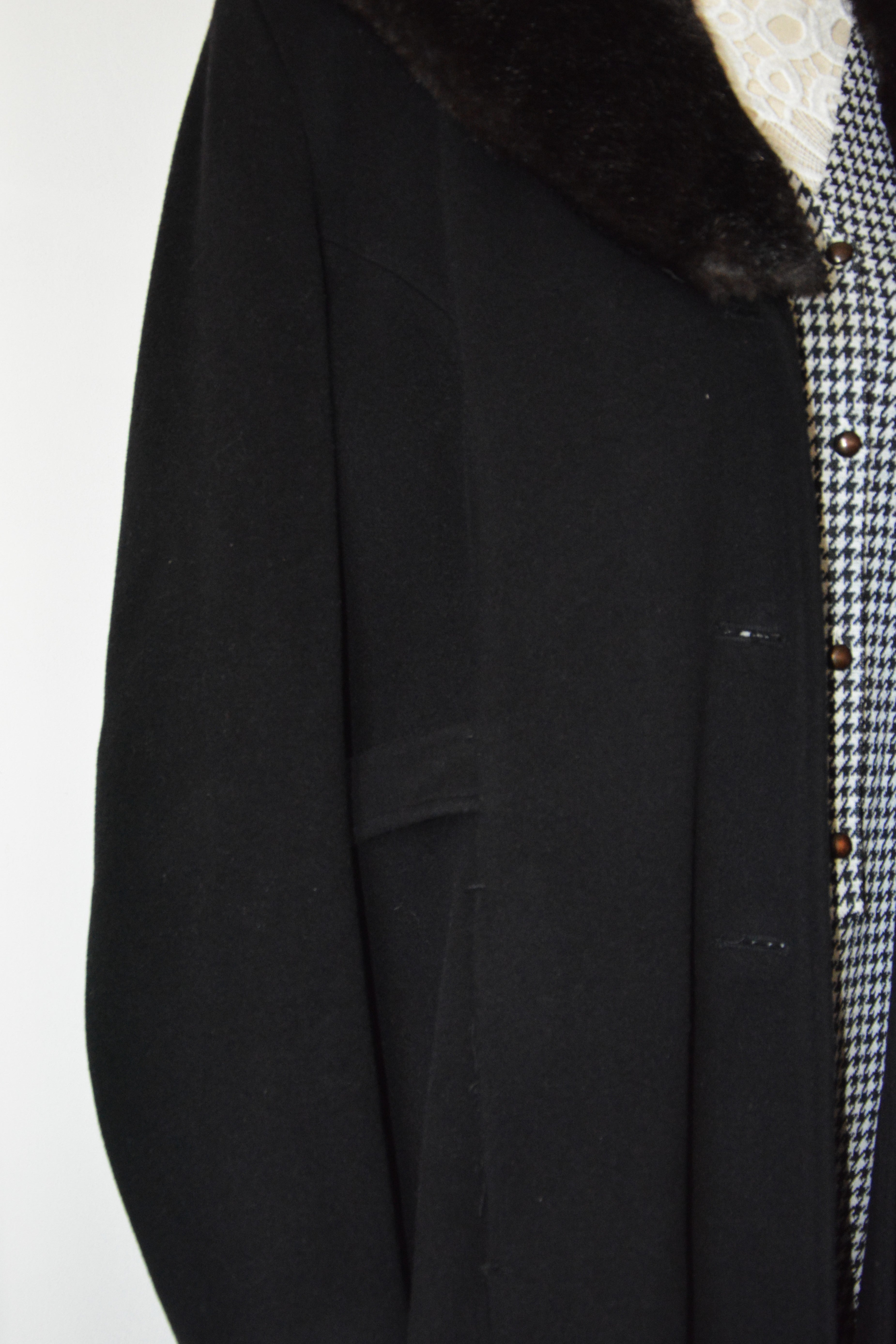 Manteau long en laine avec fausse fourrure