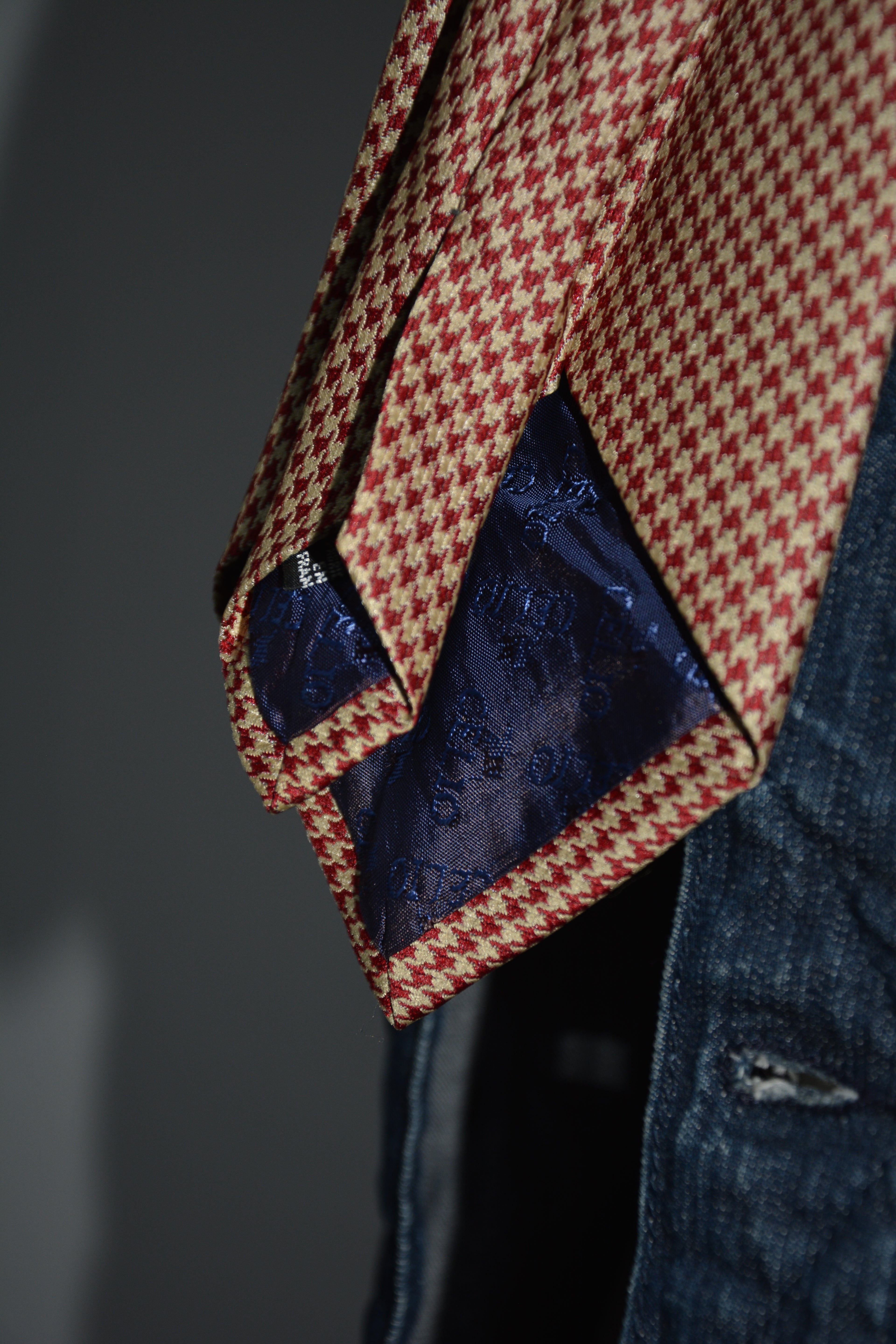 Cravate à motif pied de poule