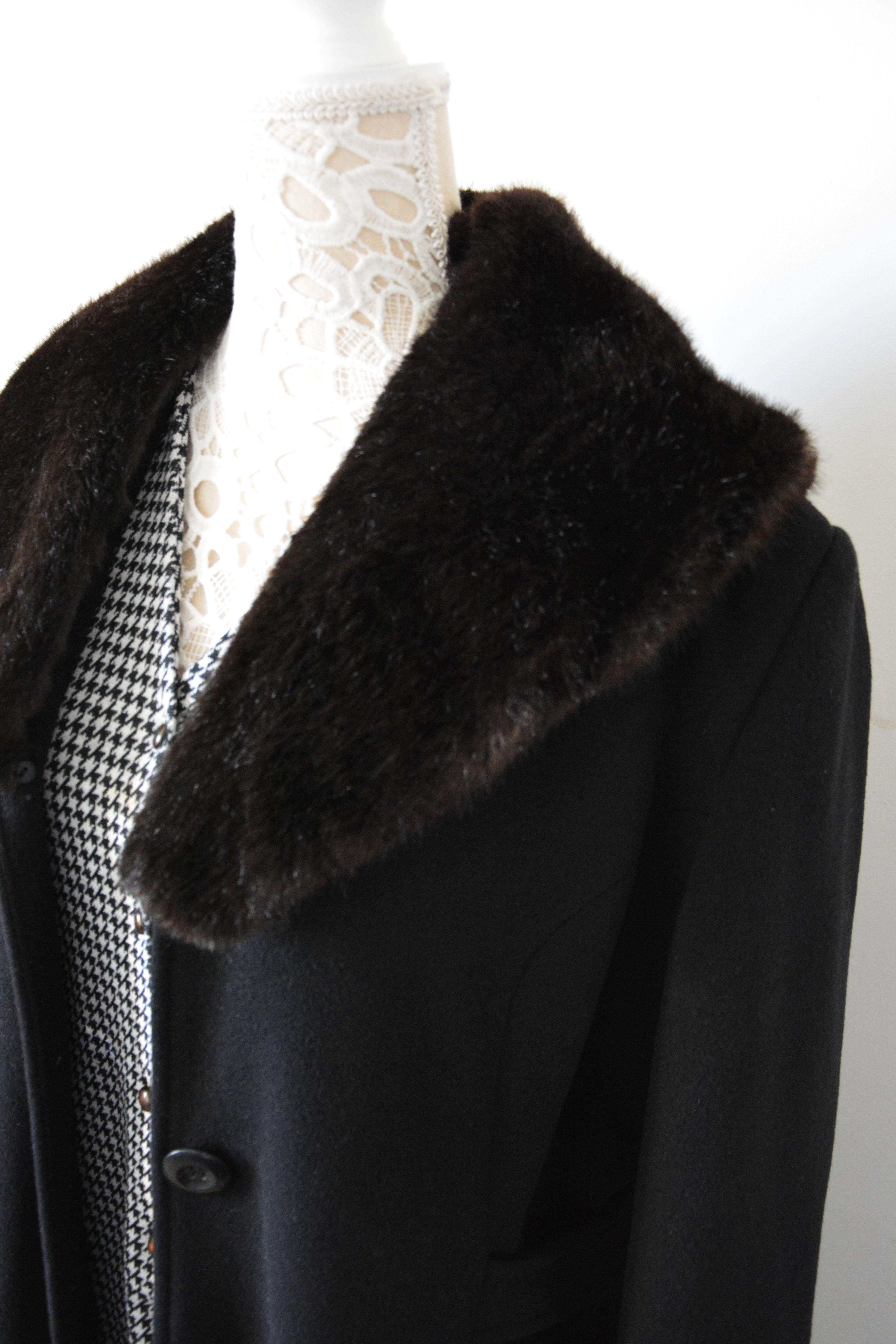 Manteau long en laine avec fausse fourrure