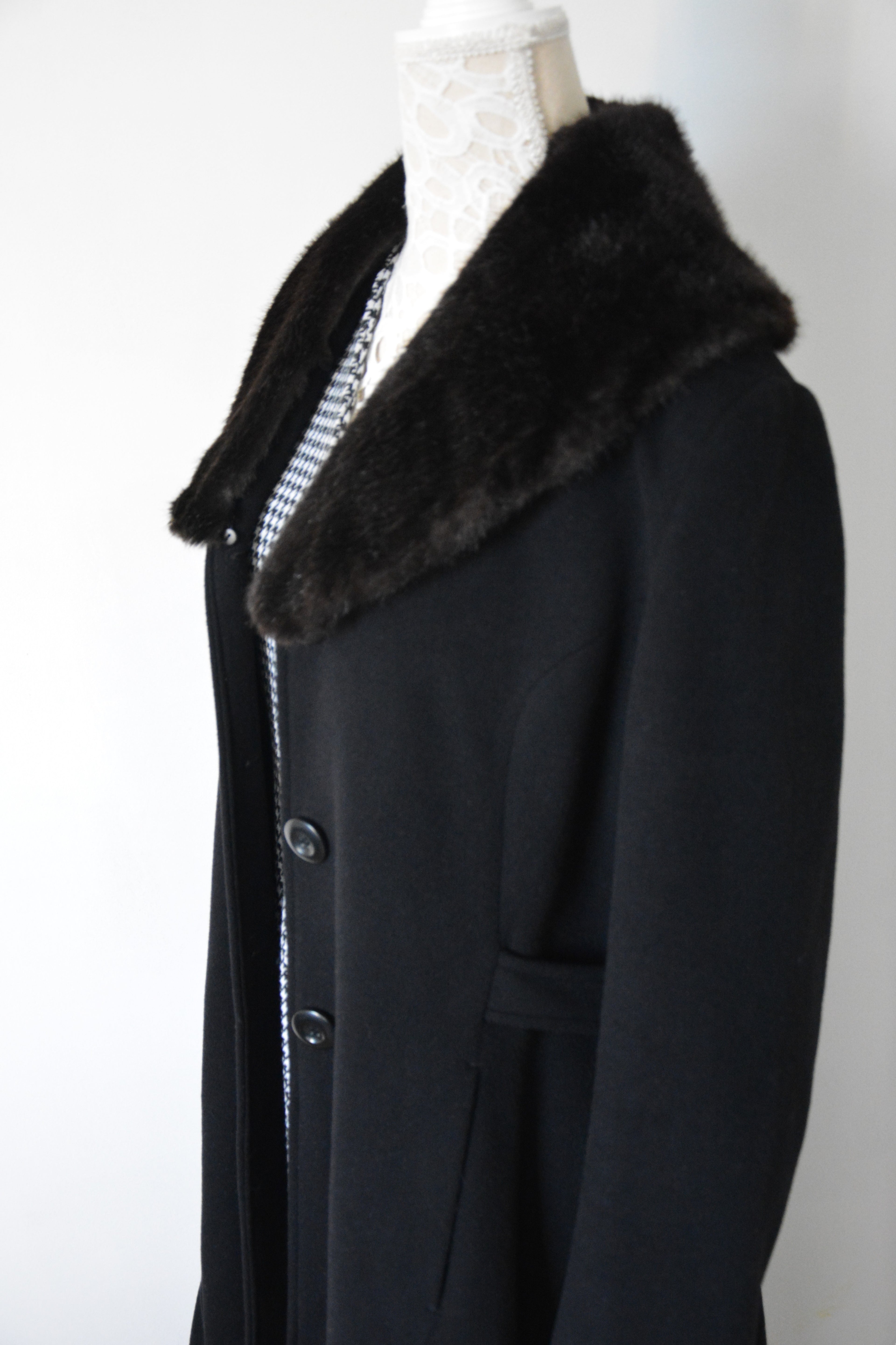 Manteau long en laine avec fausse fourrure