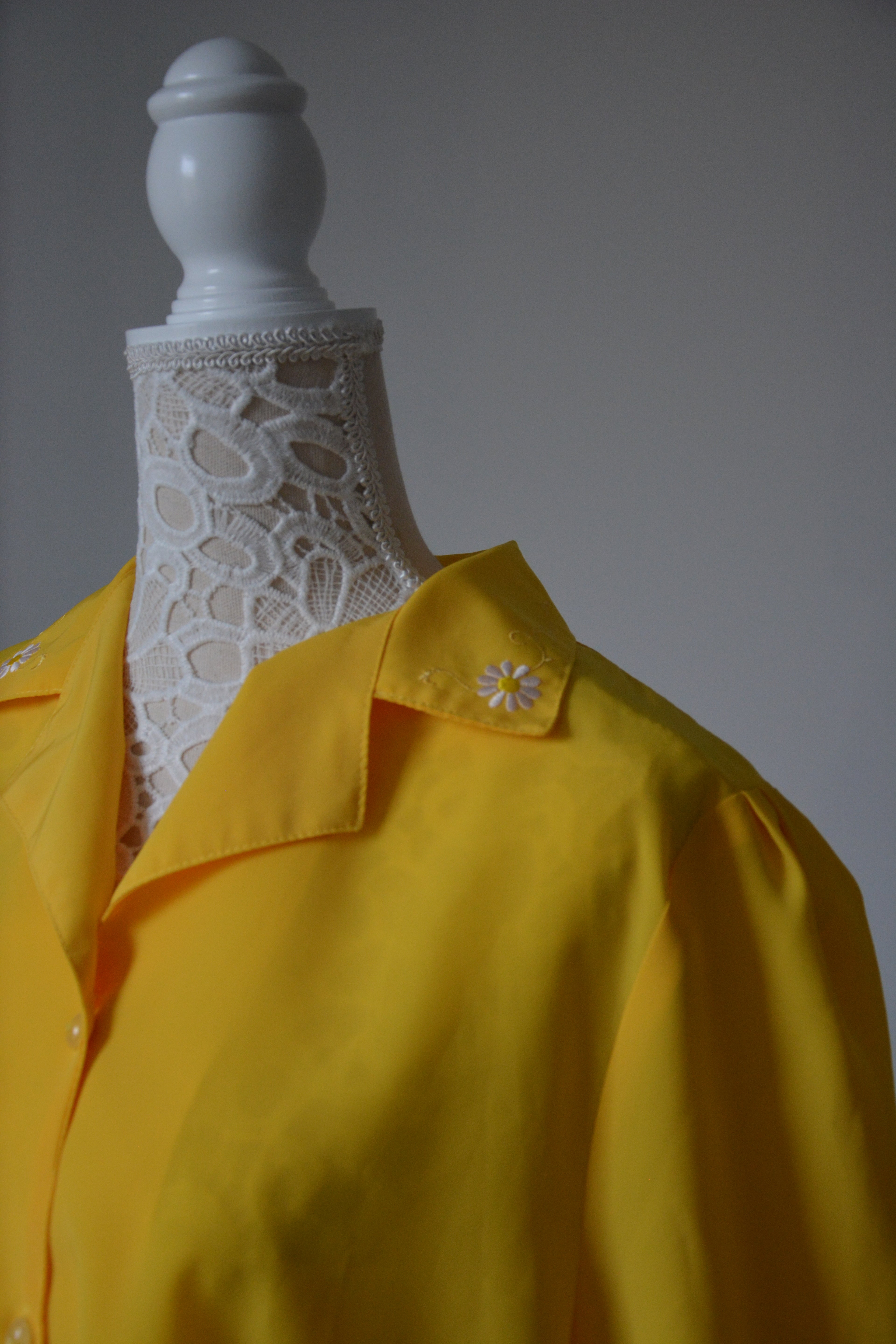 Chemise jaune à broderies - Fabriquée en France